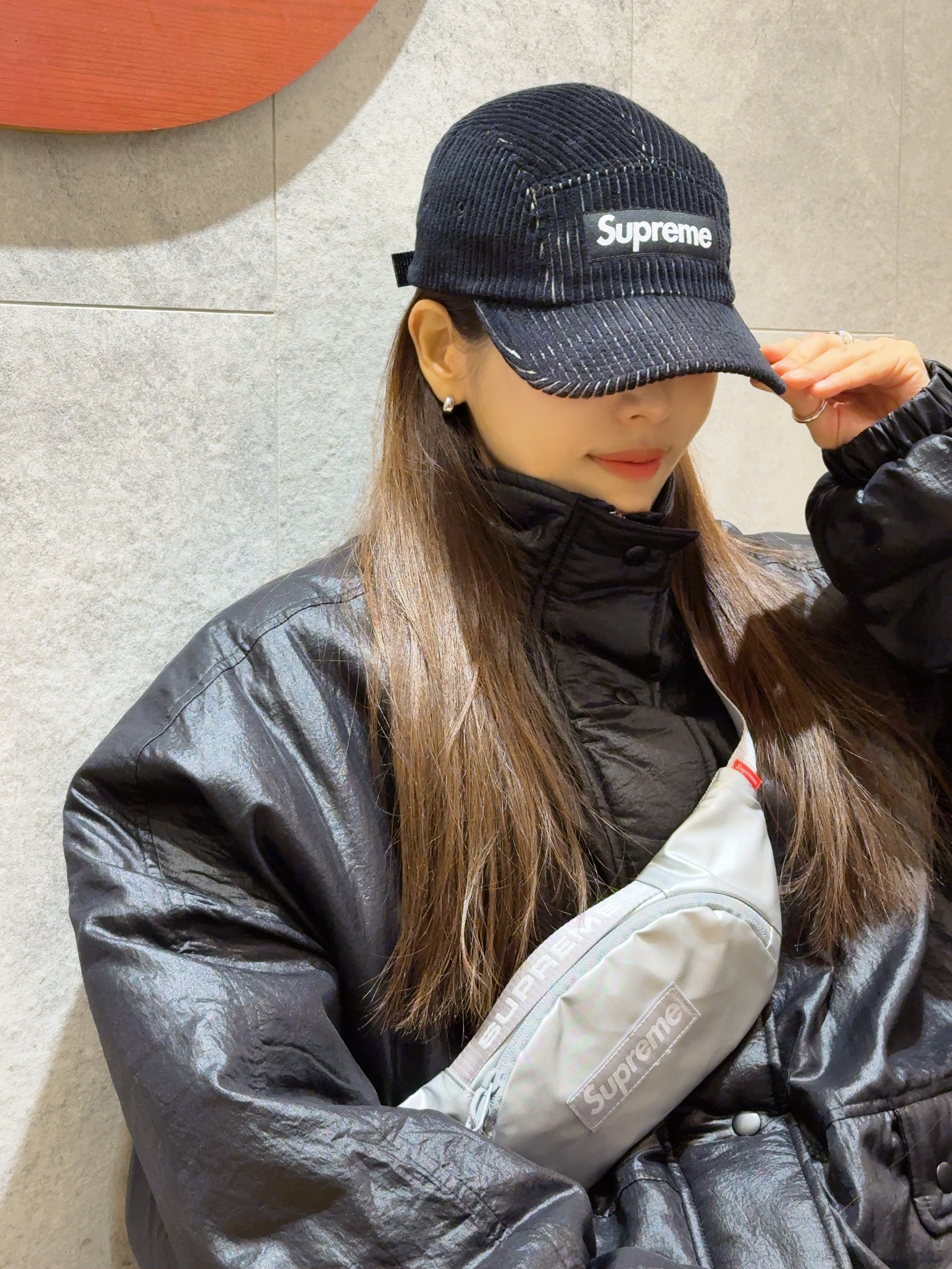 Supreme 2-Tone Corduroy Camp Cap Black - 23SS, Supreme Small Waist Bag Silver - 22FW 착용 스타일 - 1