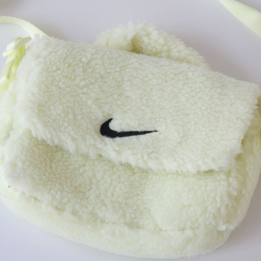 (Kids) Nike NSW Faux Fur Crossbody Bag Neon 착용 스타일 - 1