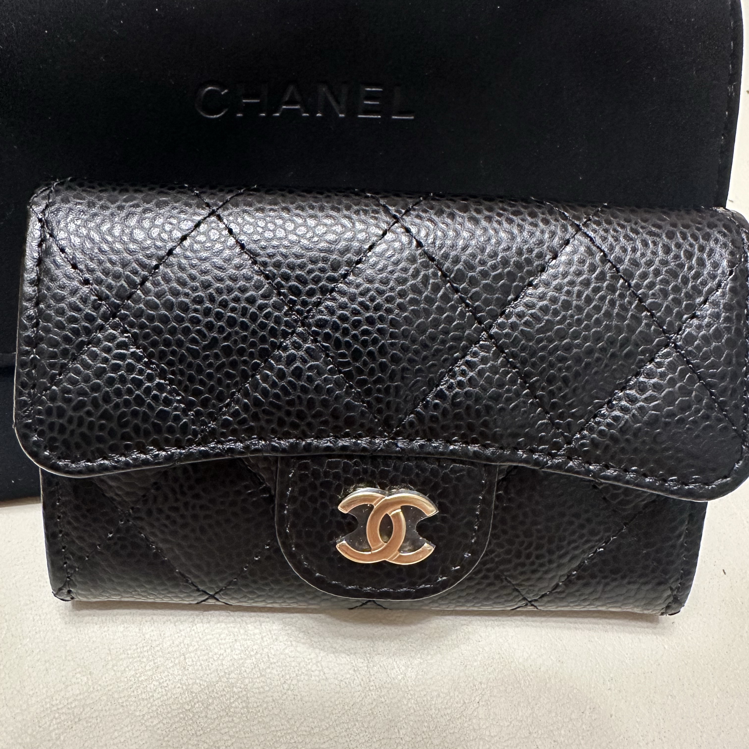 Chanel Classic Card Holder Grained Calfskin & Gold Black 착용 스타일 - 1