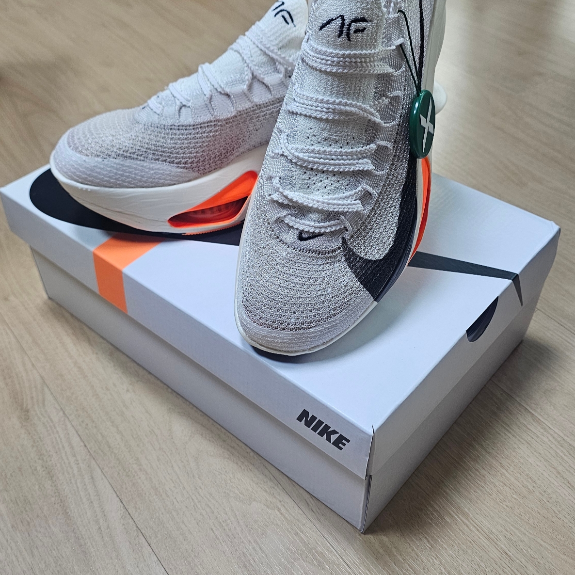 Nike Air Zoom Alphafly Next% 3 Proto White Total Orange 착용 스타일 - 2