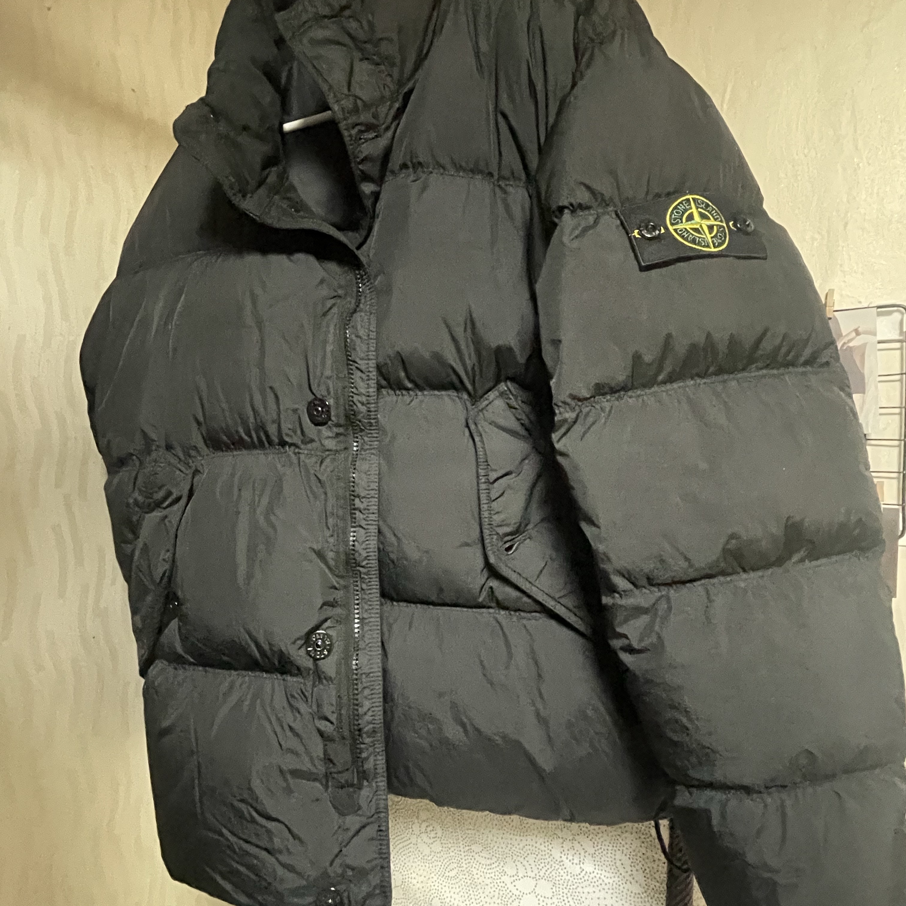 Stone Island 40123 Garment Dyed Crinkle Reps R-NY Down Jacket Black - 24FW 착용 스타일
