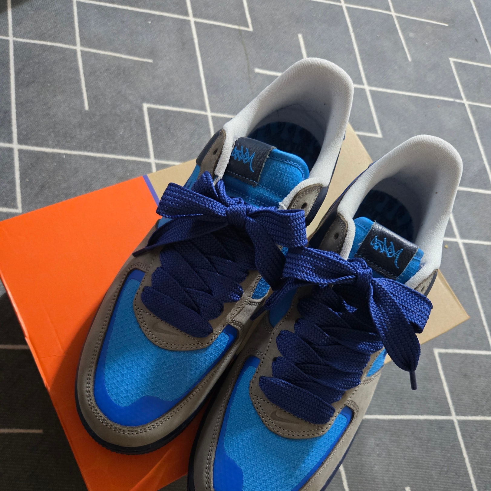 Nike x Stash Air Force 1 Low SP Soft Grey and Harbor Blue 2024 착용 스타일 - 2