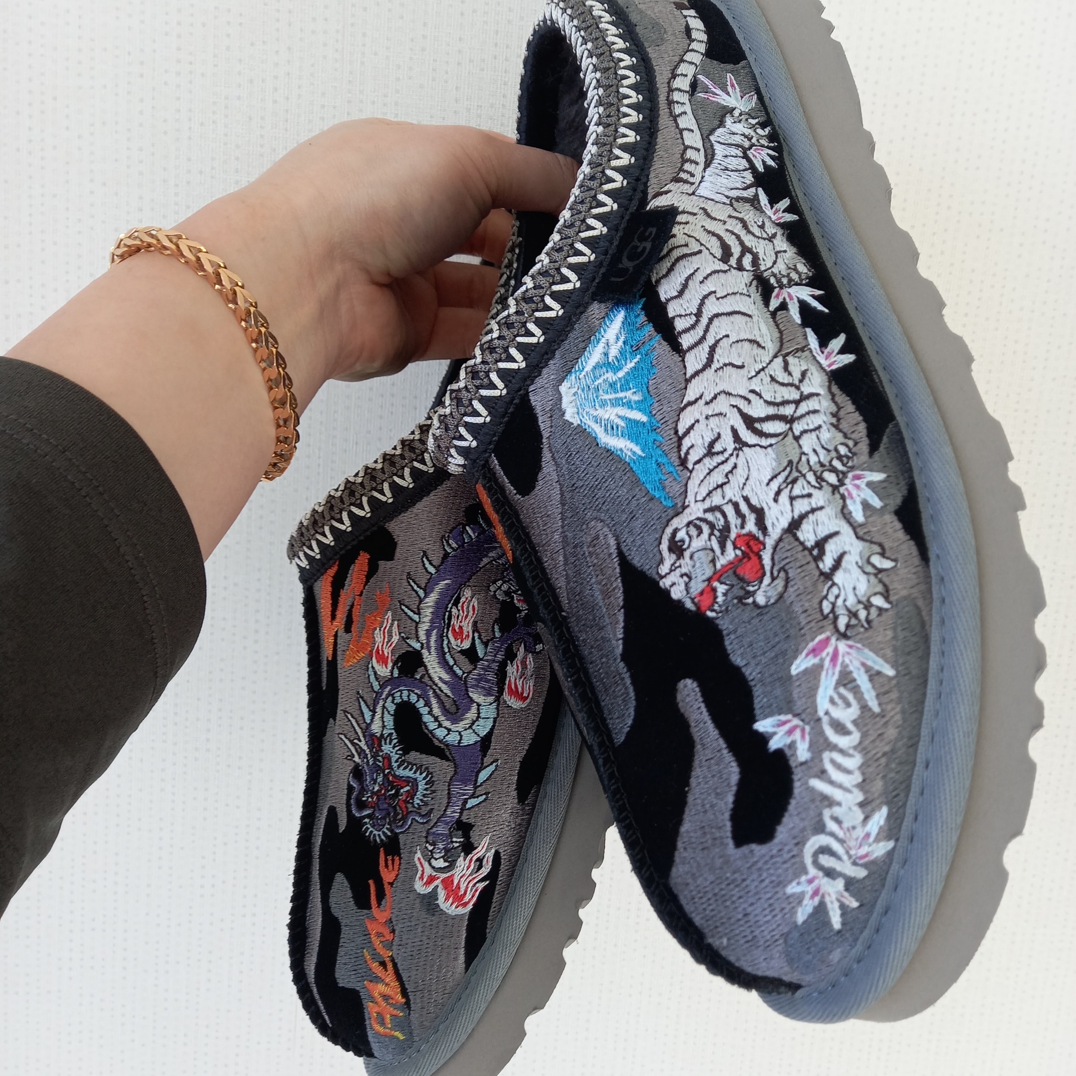 UGG x Palace Tasman Slipper Black Camo, UGG Neuman Chestnut 착용 스타일 - 2