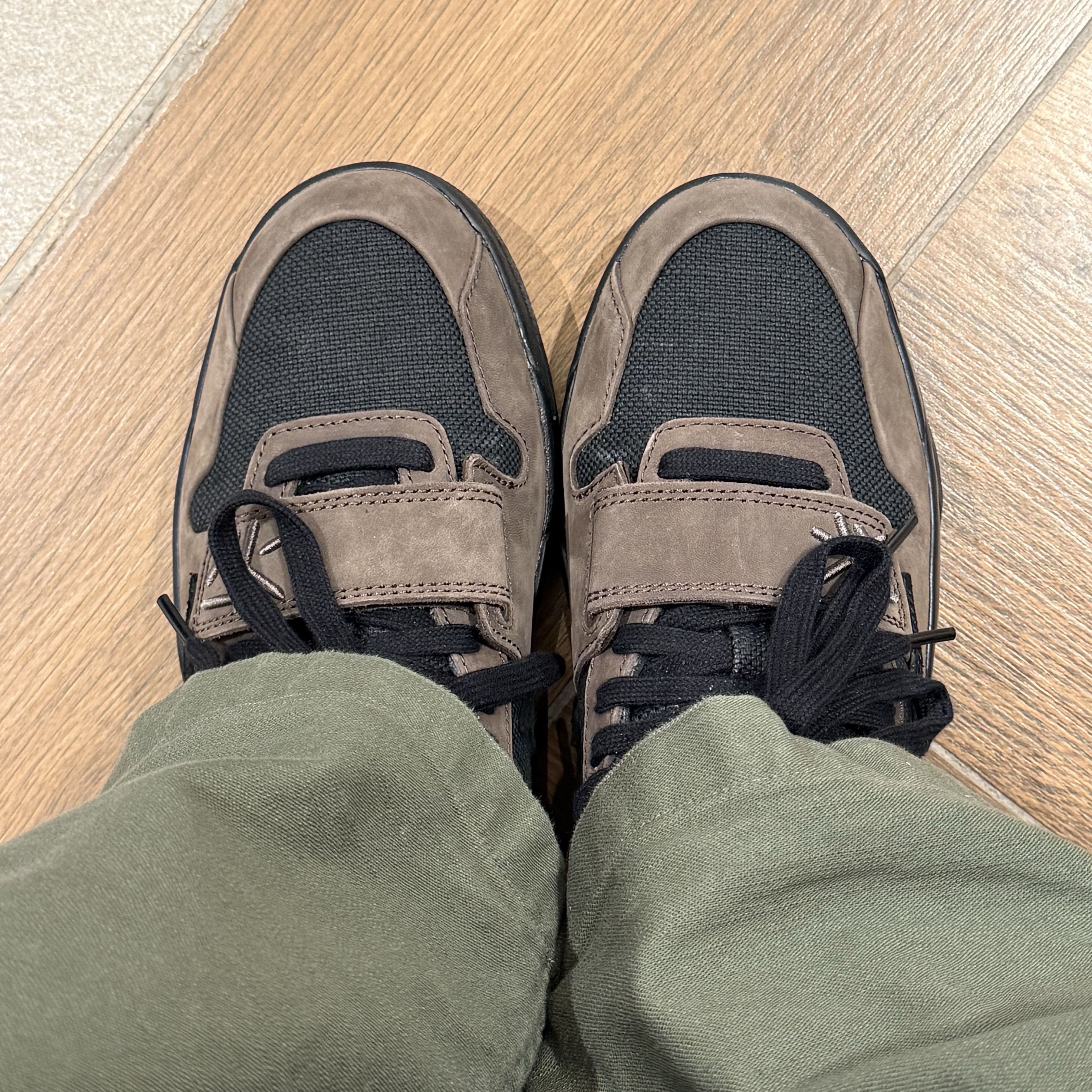 Jordan x Travis Scott Jumpman Jack TR Black and Dark Mocha, Lemaire Medium Croissant Bag Soft Nappa Leather Black 착용 스타일 - 2