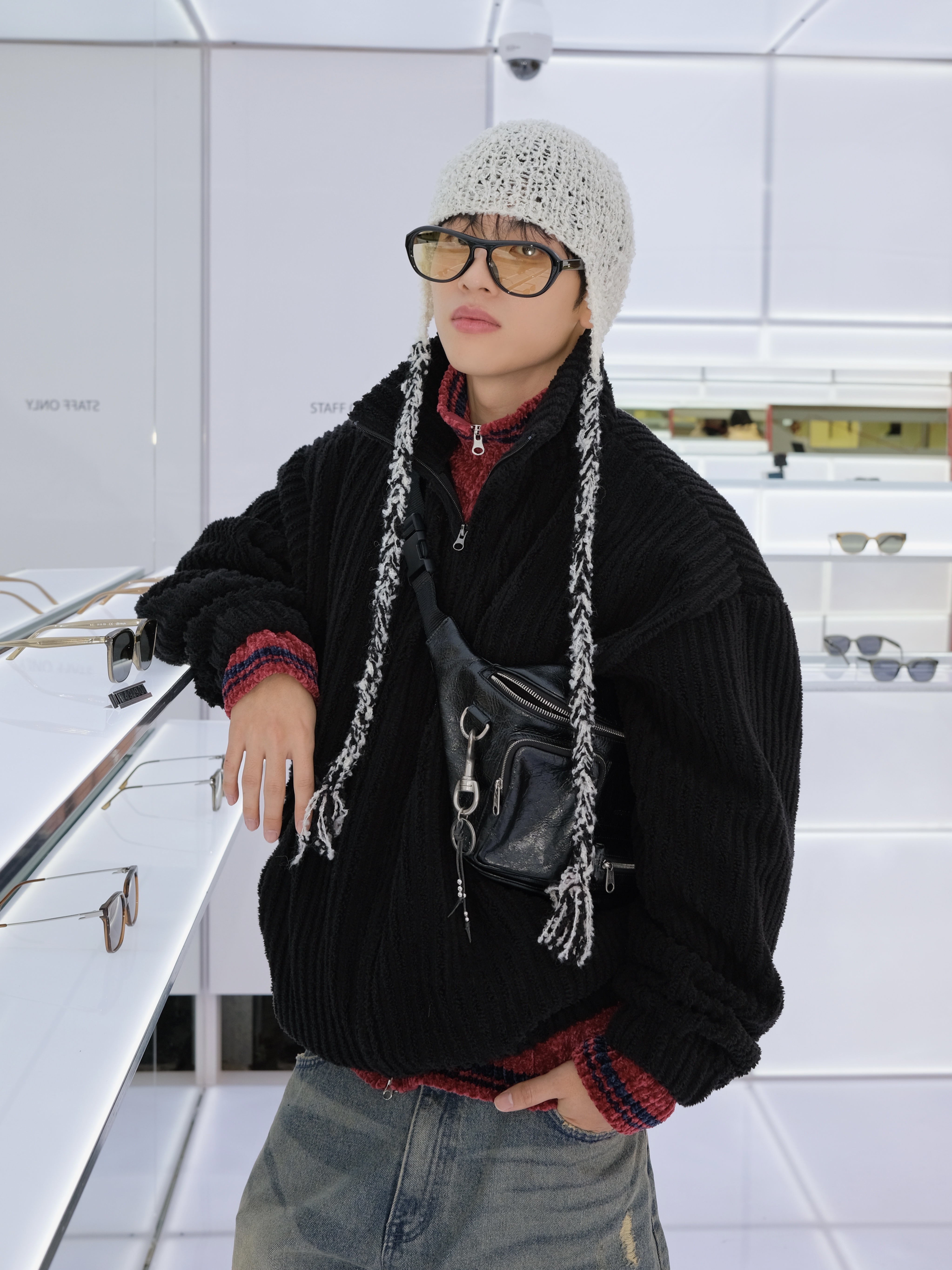 Balenciaga Superbusy Beltpack Black 착용 스타일 - 1