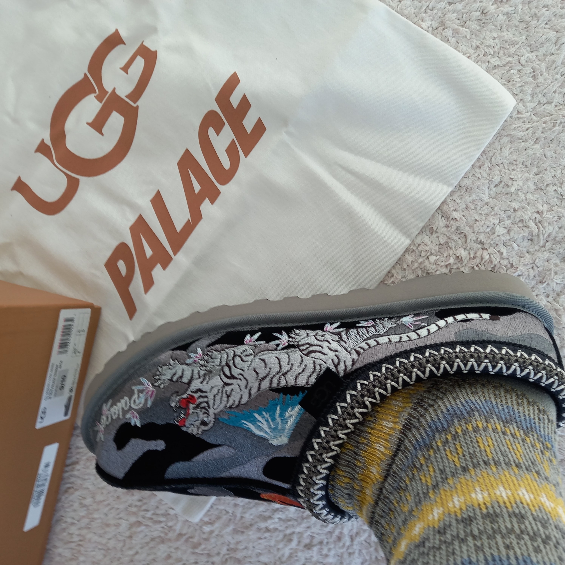 UGG x Palace Tasman Slipper Black Camo 착용 스타일 - 3