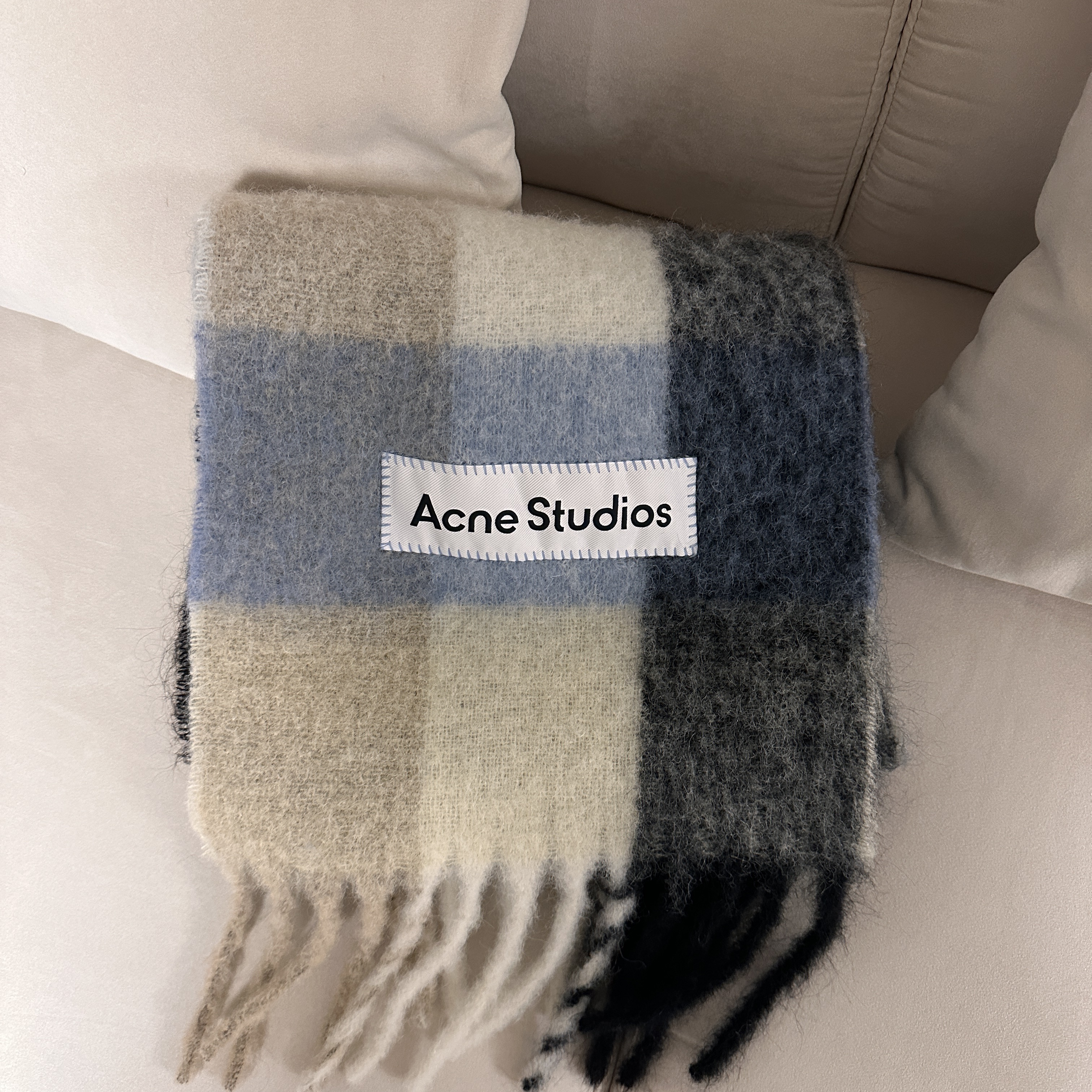 Acne Studios Mohair Check Muffler Blue Beige Black 착용 스타일
