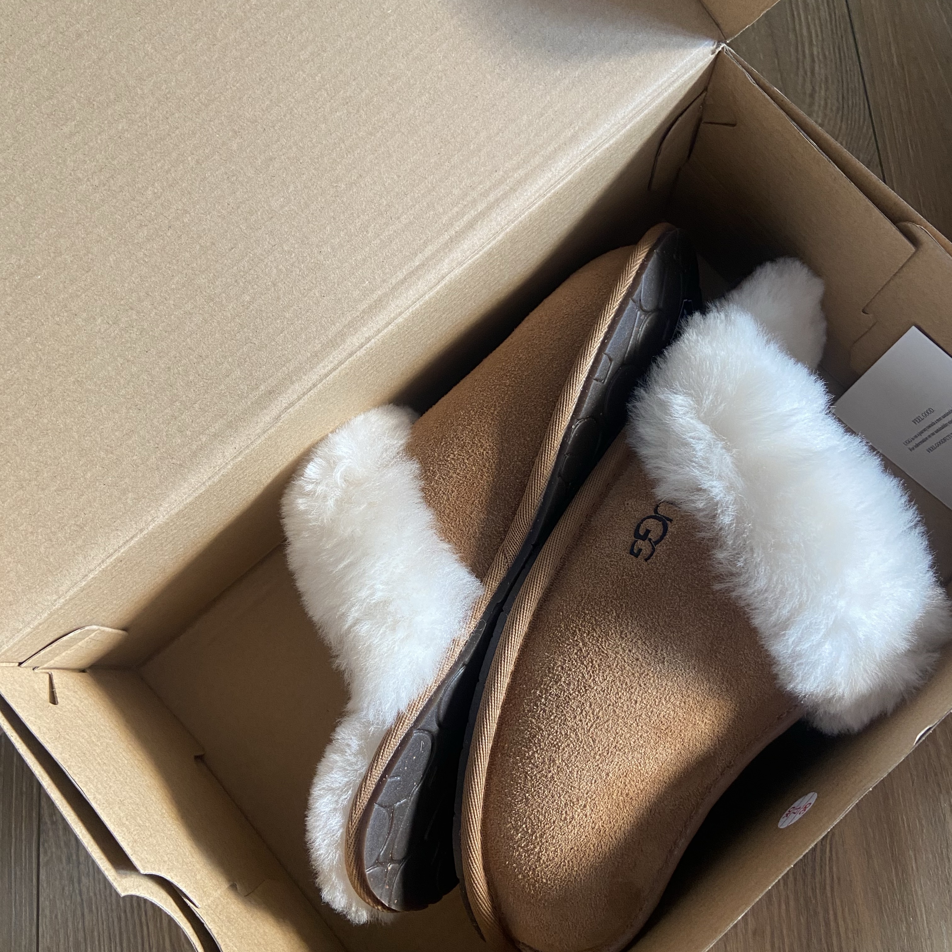 (W) UGG Scuffette II Slipper Chestnut 착용 스타일 - 1