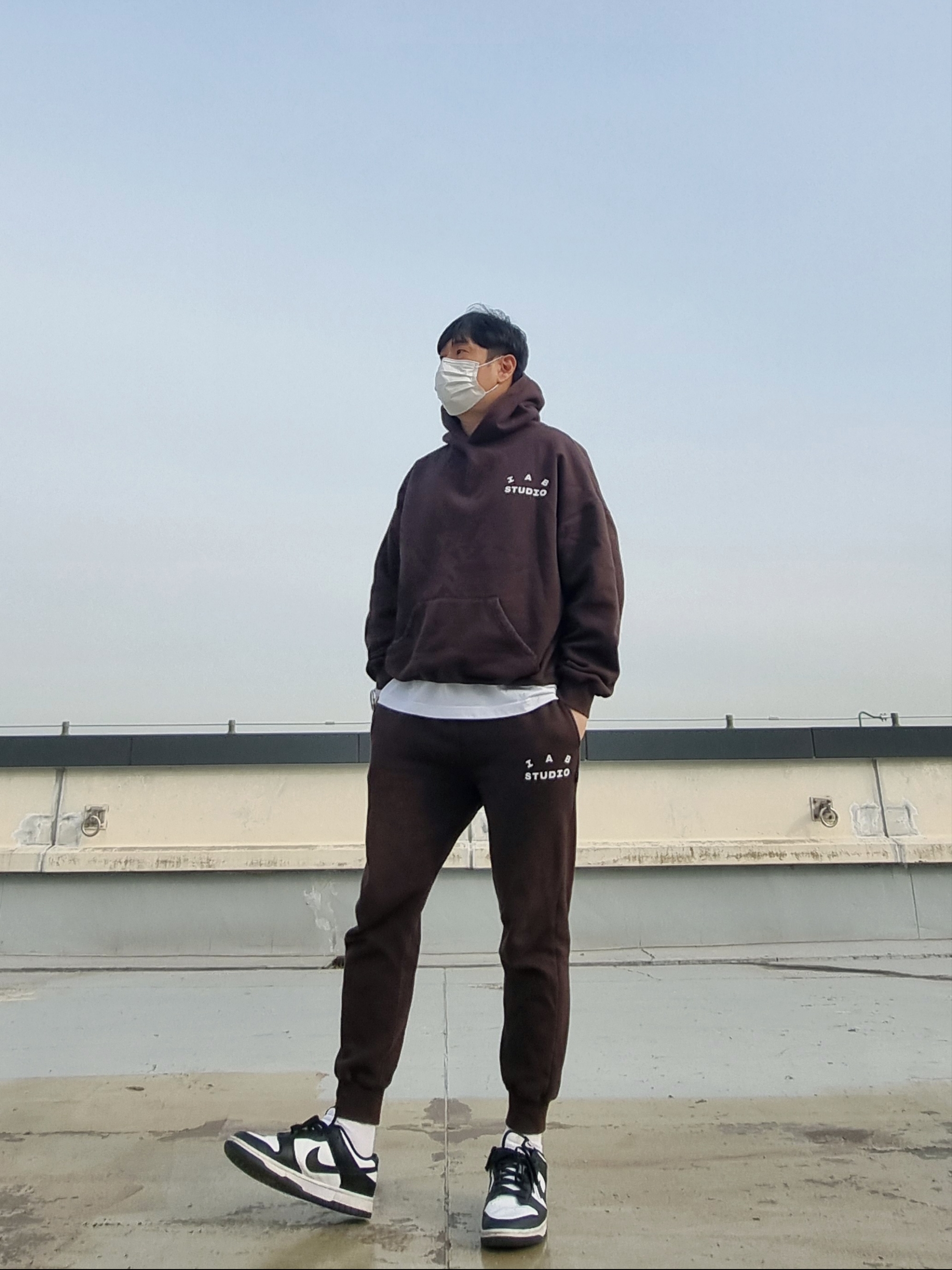 IAB Studio Sweatpants Brown, IAB Studio Hoodie Brown 착용 스타일 - 1