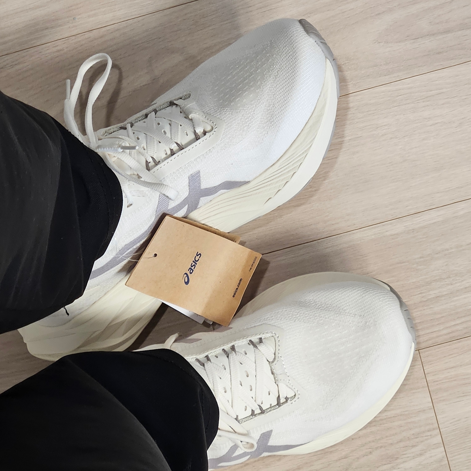 Asics Novablast 4 LE Birch Moonrock 착용 스타일