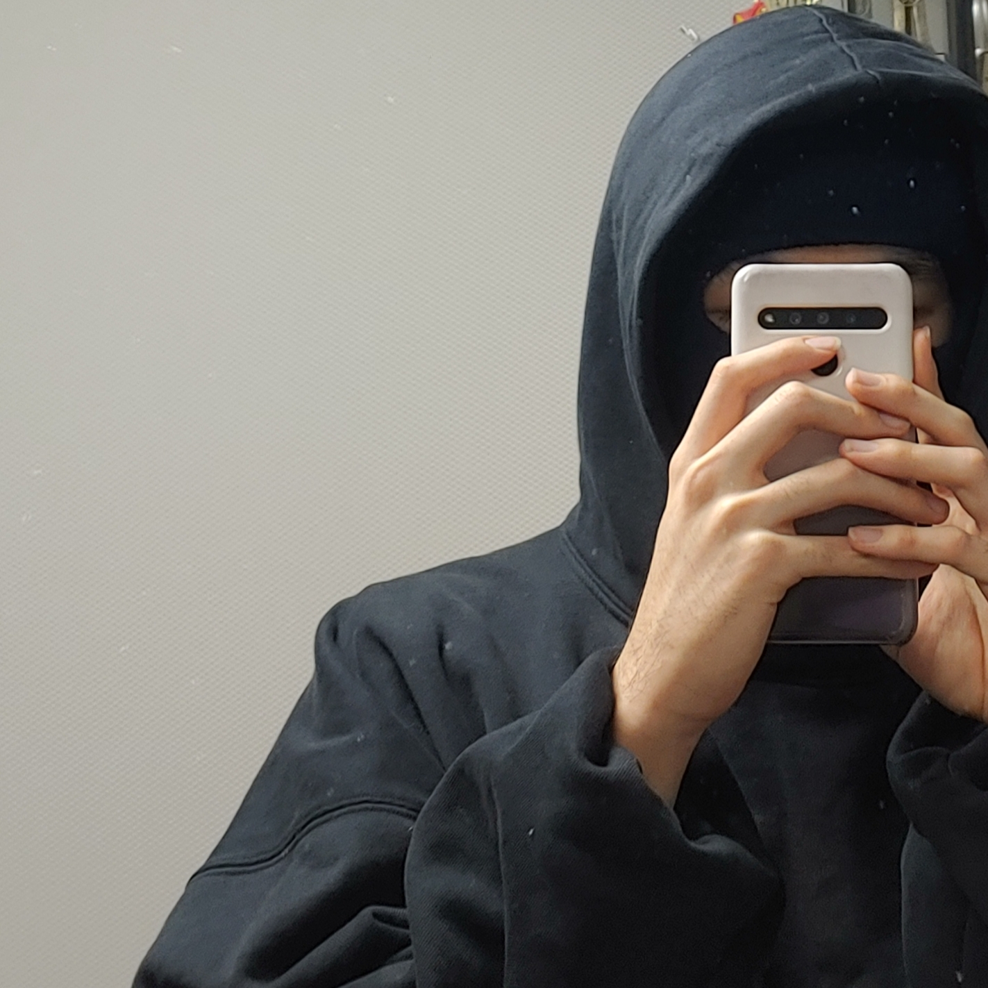 Yeezy Gap Engineered By Balenciaga Dove Hoodie Washed Black 착용 스타일