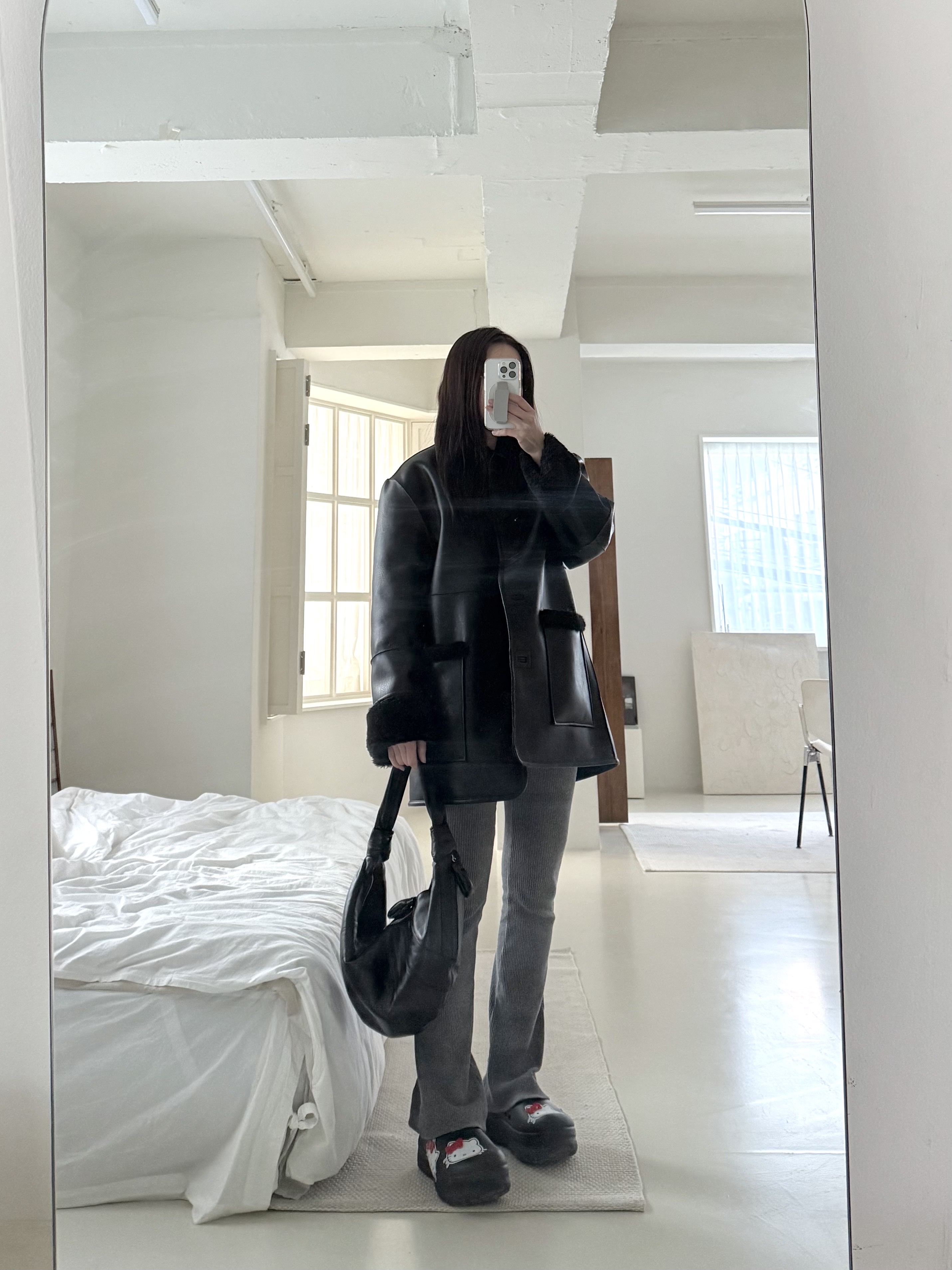 Lemaire Fortune Croissant Bag Soft Nappa Leather Black, (W) Adidas x Hello Kitty Adifom Stan Smith Mules Core Black Red Cloud White 착용 스타일