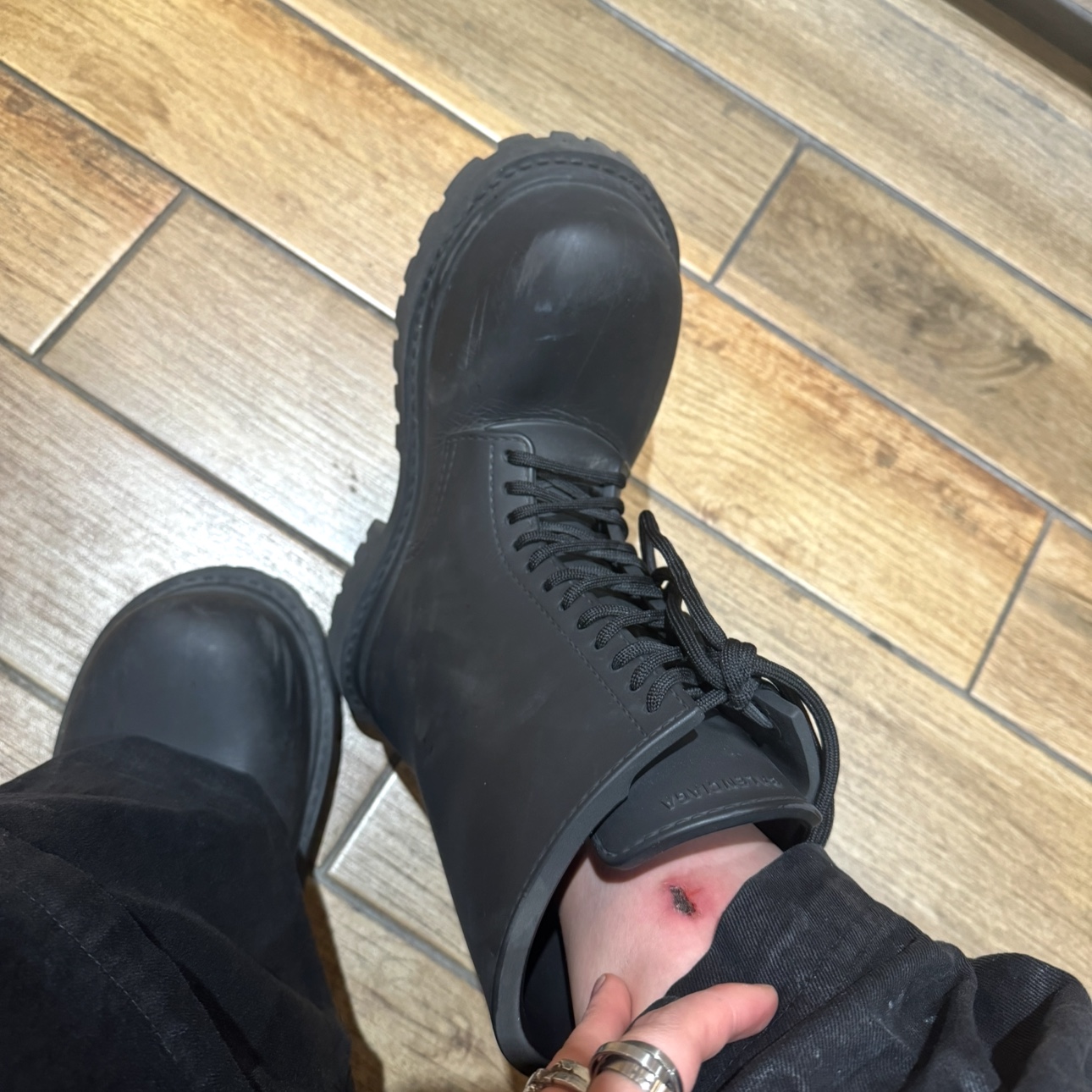 Balenciaga XL Army Boots Full Eva Black 착용 스타일