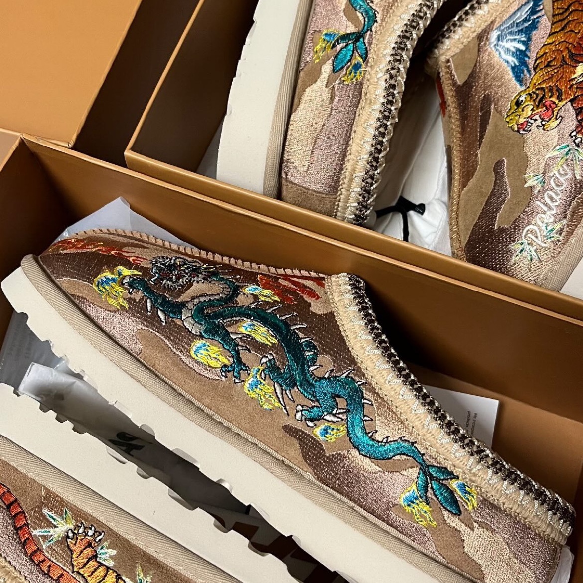 UGG x Palace Tasman Slipper Chestnut Camo 착용 스타일 - 1