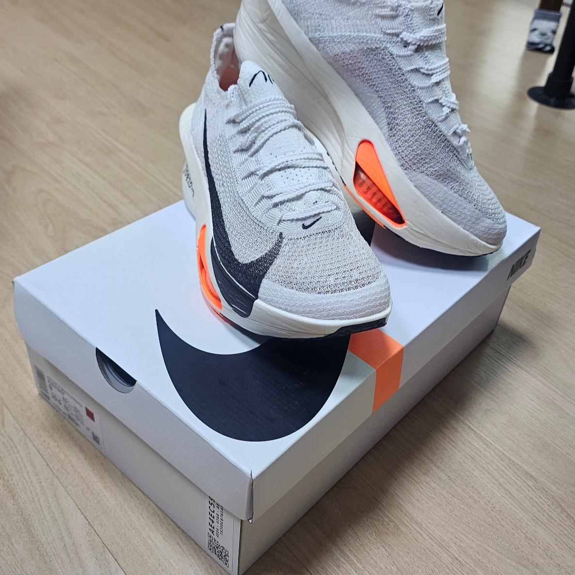 Nike Air Zoom Alphafly Next% 3 Proto White Total Orange 착용 스타일 - 1
