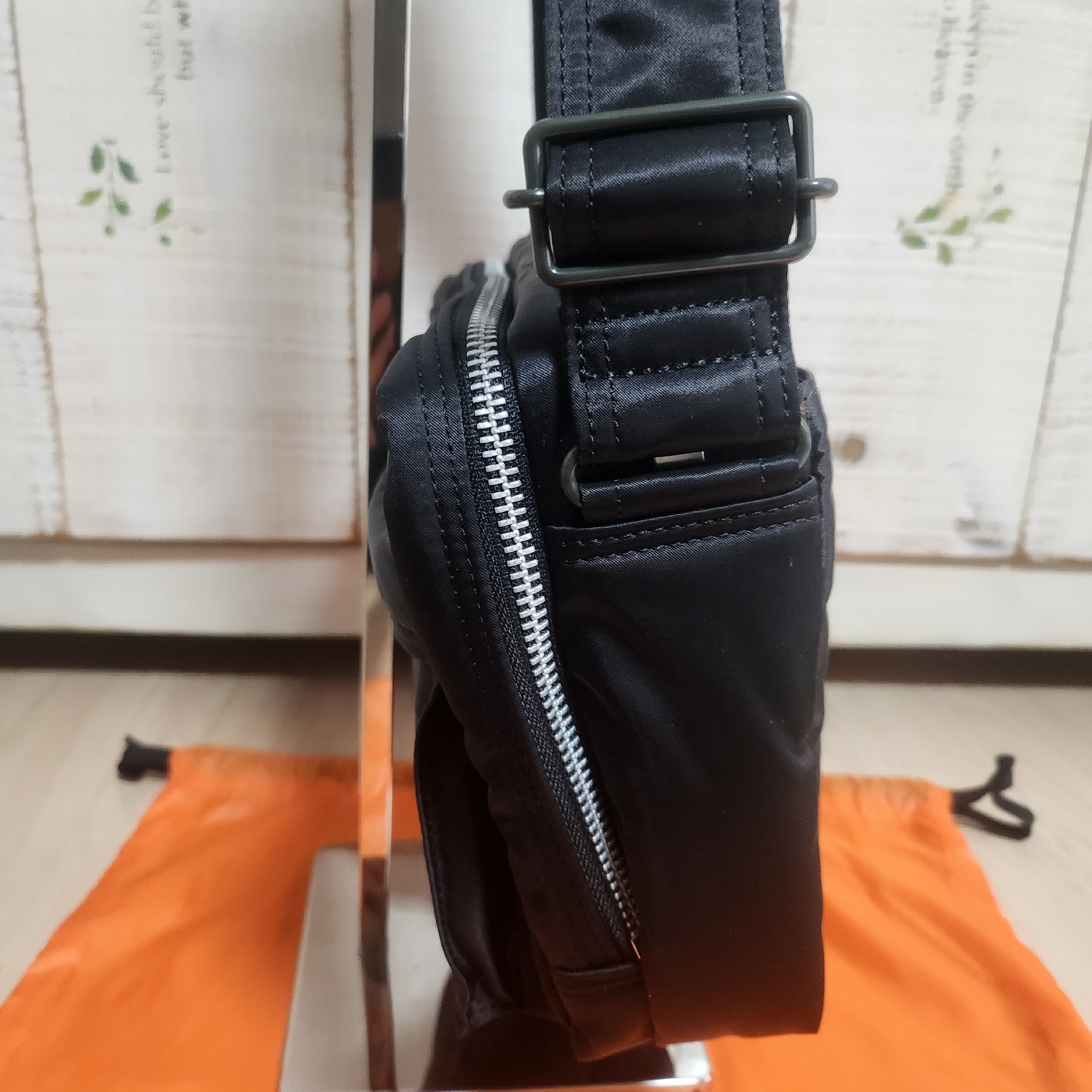 Porter All New Tanker Sling Bag Zip Black 착용 스타일 - 7