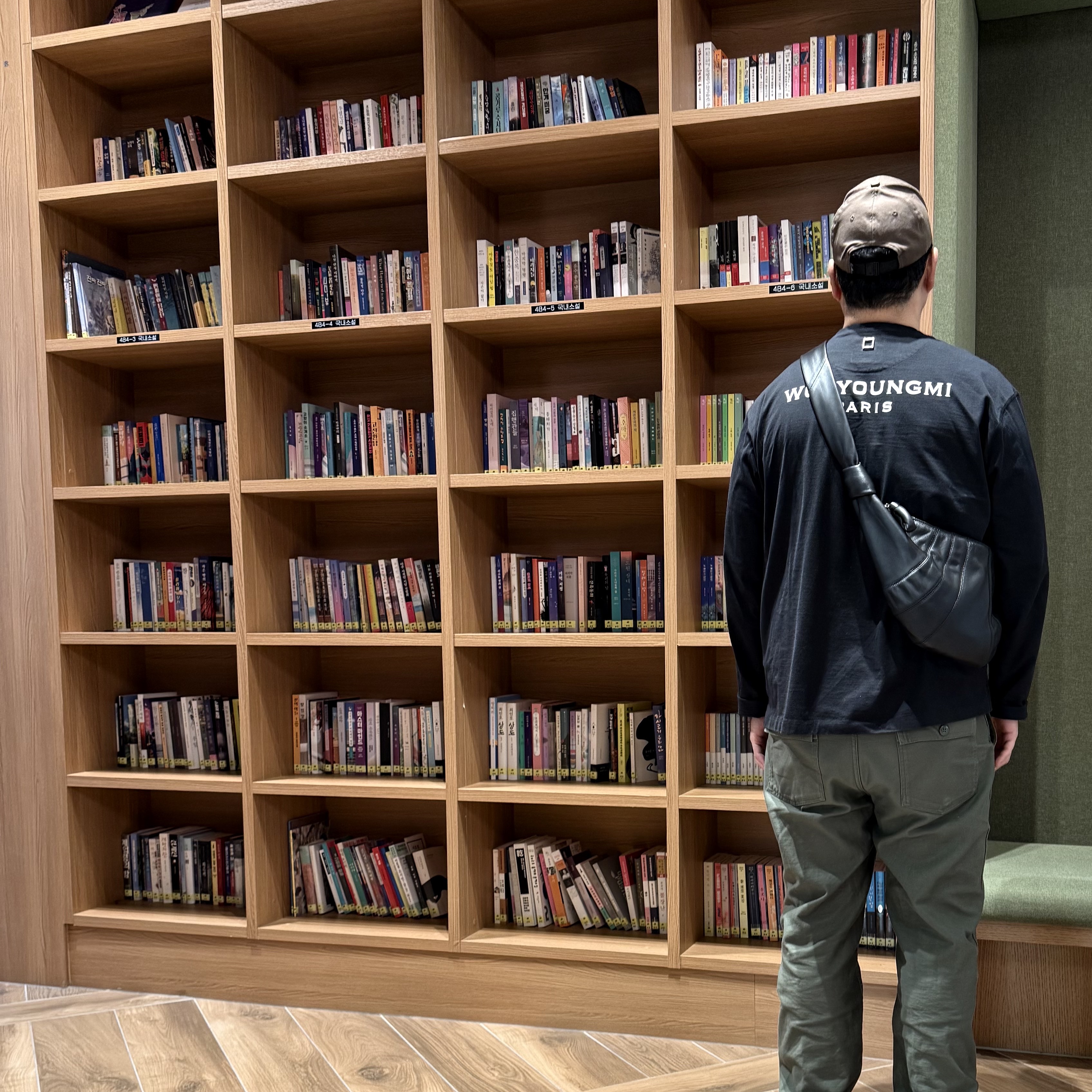 Jordan x Travis Scott Jumpman Jack TR Black and Dark Mocha, Lemaire Medium Croissant Bag Soft Nappa Leather Black 착용 스타일 - 1
