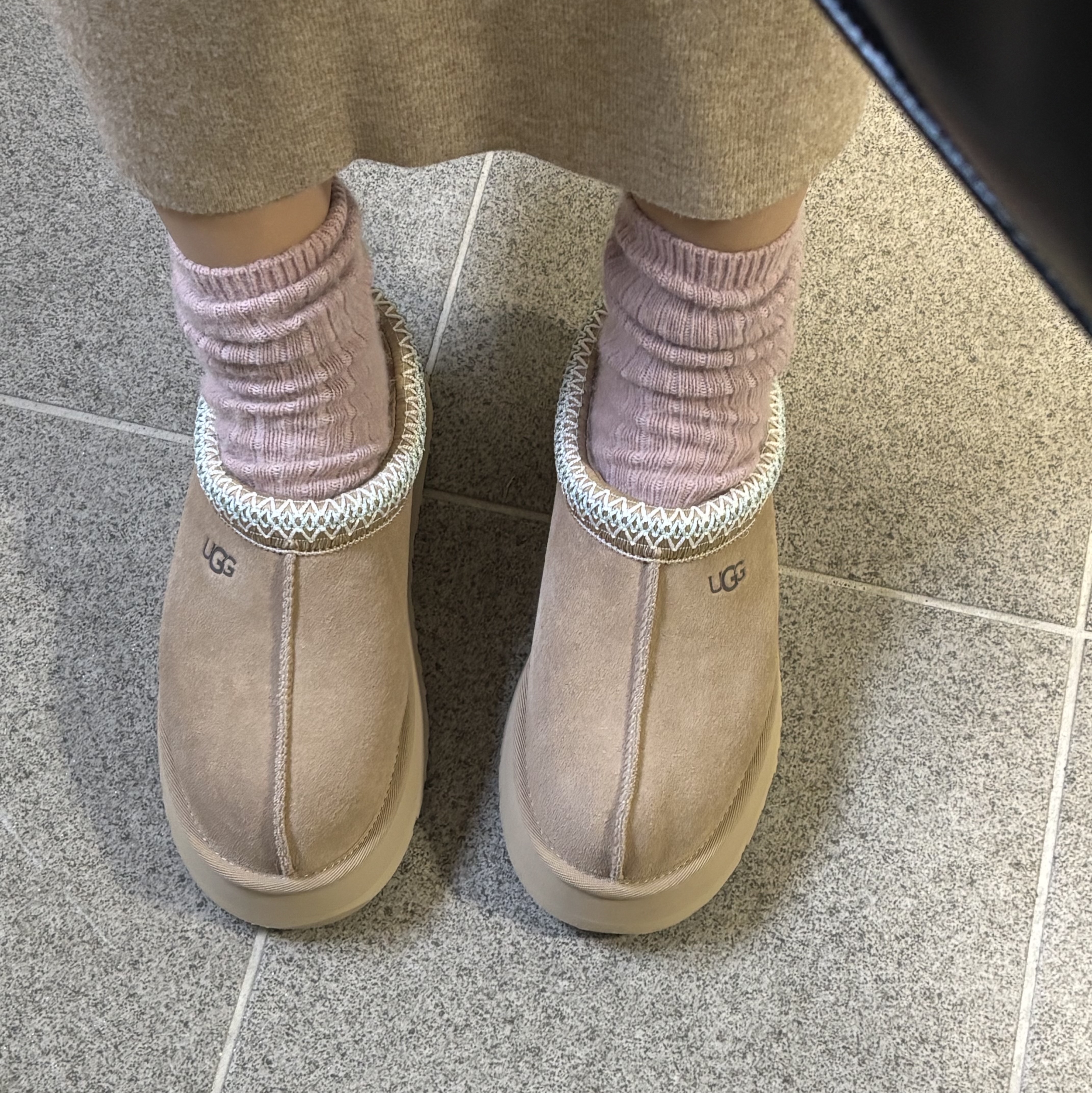 (W) UGG Tazz Slipper Sand 착용 스타일 - 1