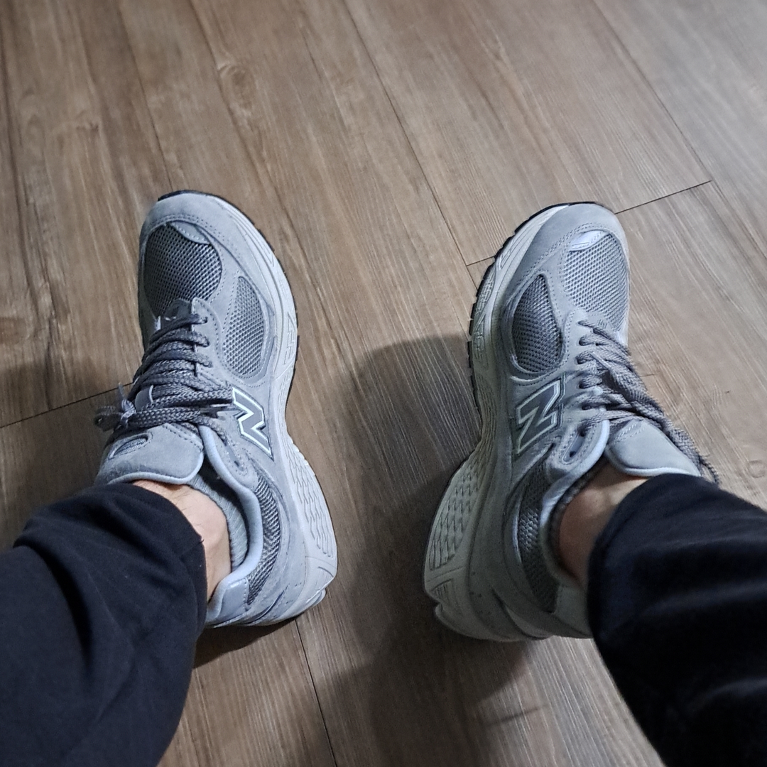 New Balance 2002R Grey 착용 스타일