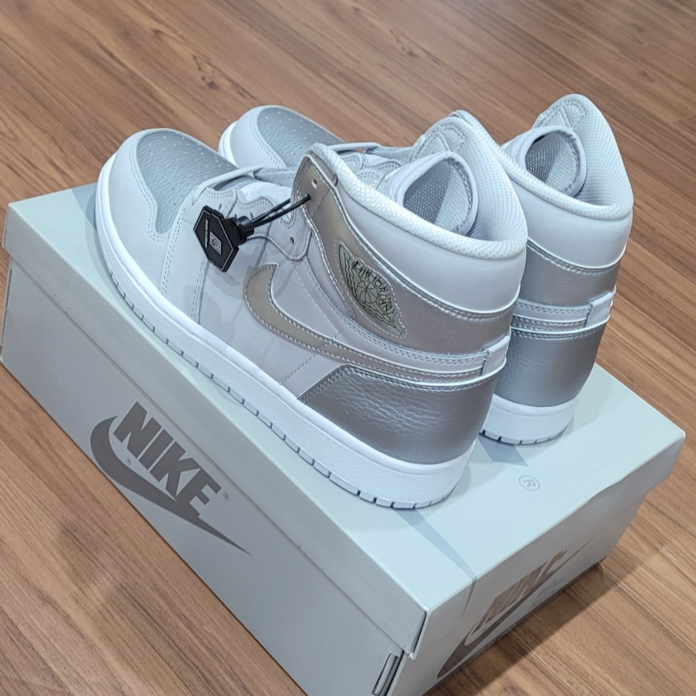 Jordan 1 Retro High OG CO.JP Neutral Grey 착용 스타일 - 5