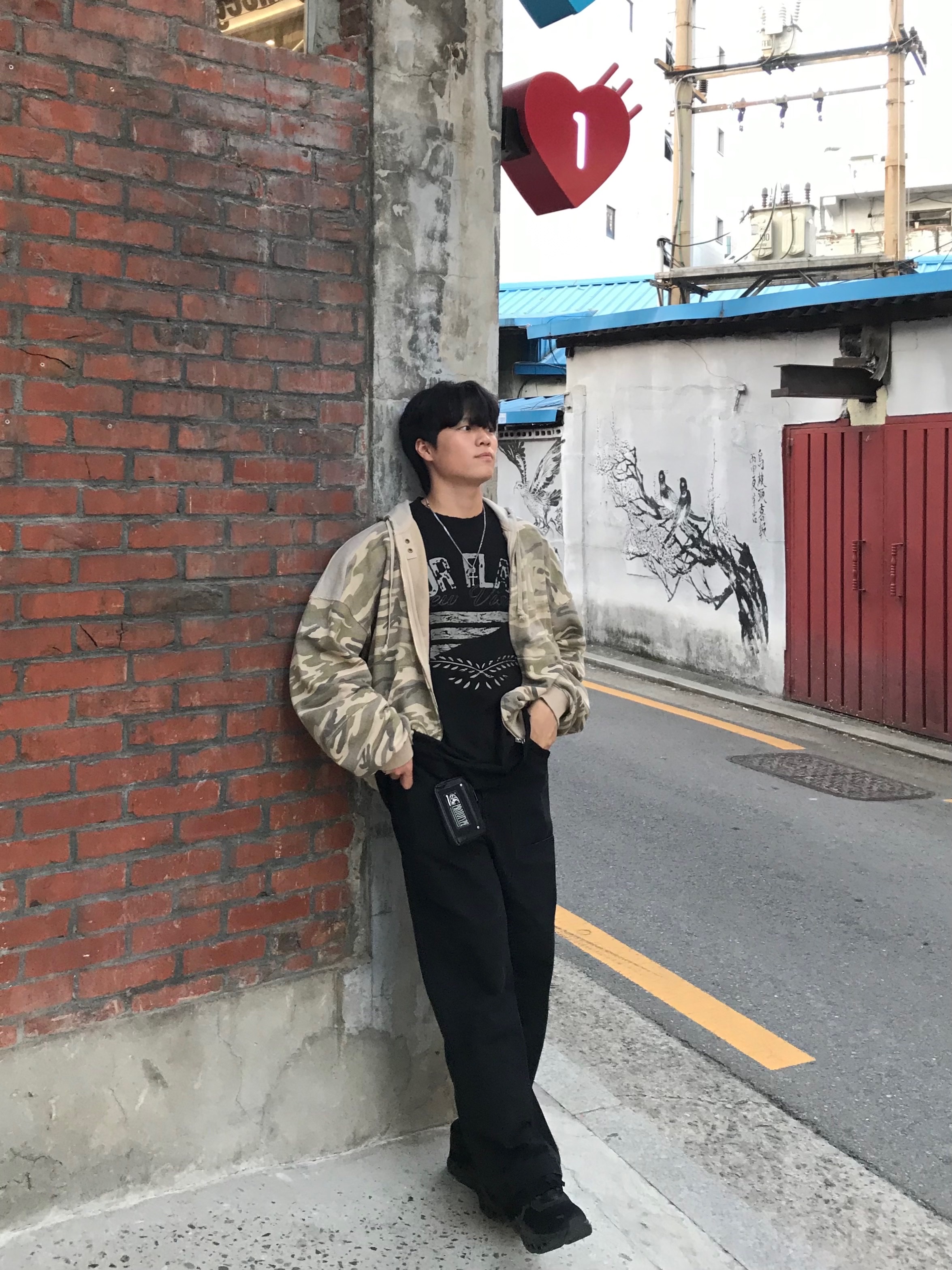 ETCE Prototype Pouch Keyring Black, On Running Cloudmonster All Black 착용 스타일 - 3