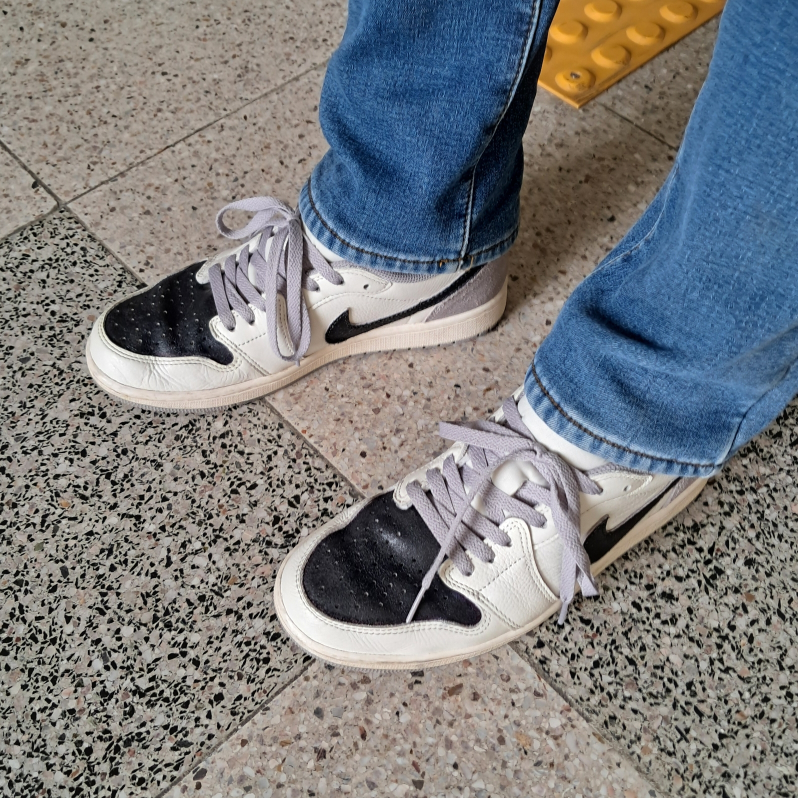 Jordan 1 Retro Low OG Atmosphere Grey 착용 스타일 - 1
