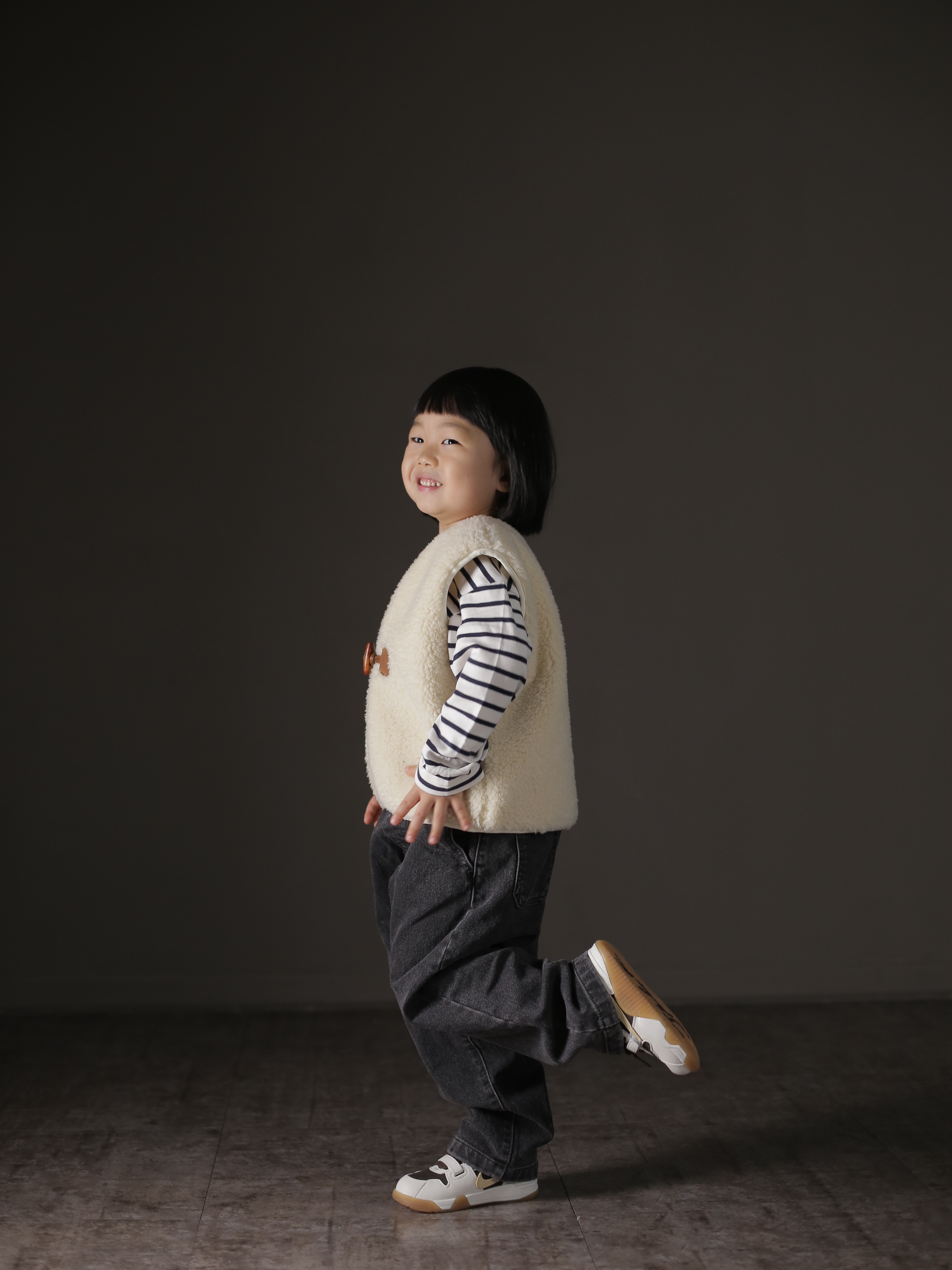 (Kids) UGG Funkette Slides Chestnut, Uniqlo x Anya Hindmarch Cashmere Knit Beanie Brown 착용 스타일 - 8