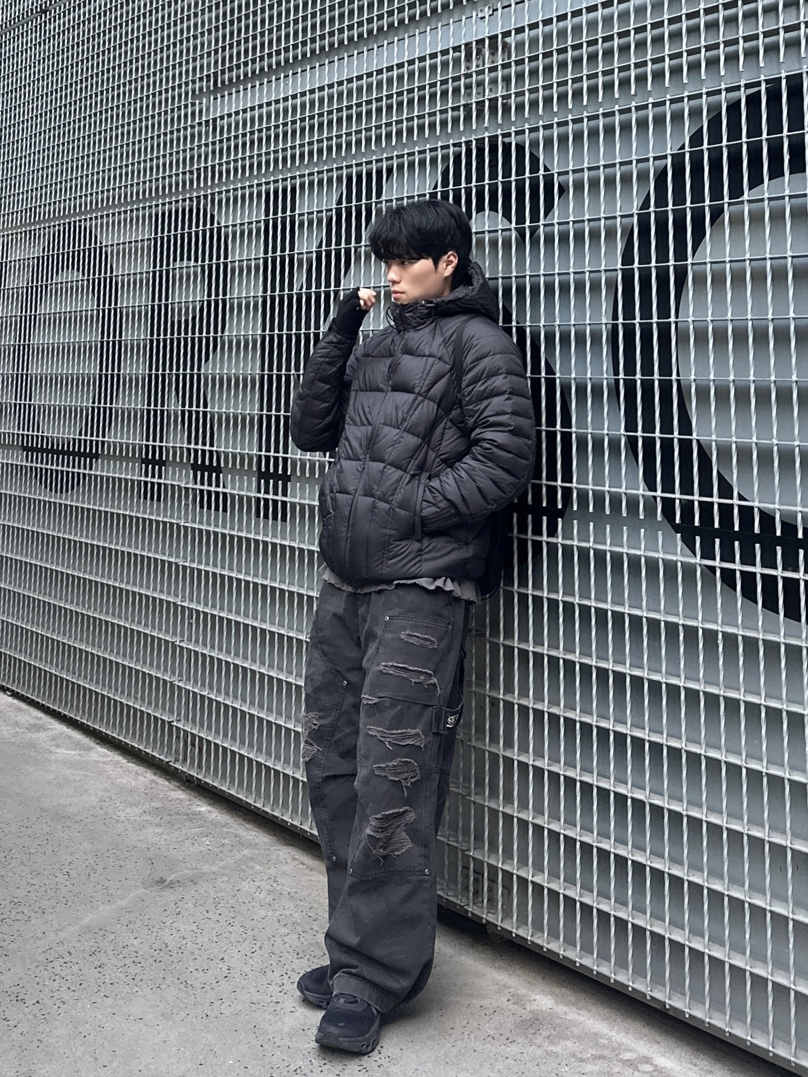 ETCE Double Knee Destroyed Pants Black Camo, On Running Cloudmonster All Black 착용 스타일 - 1