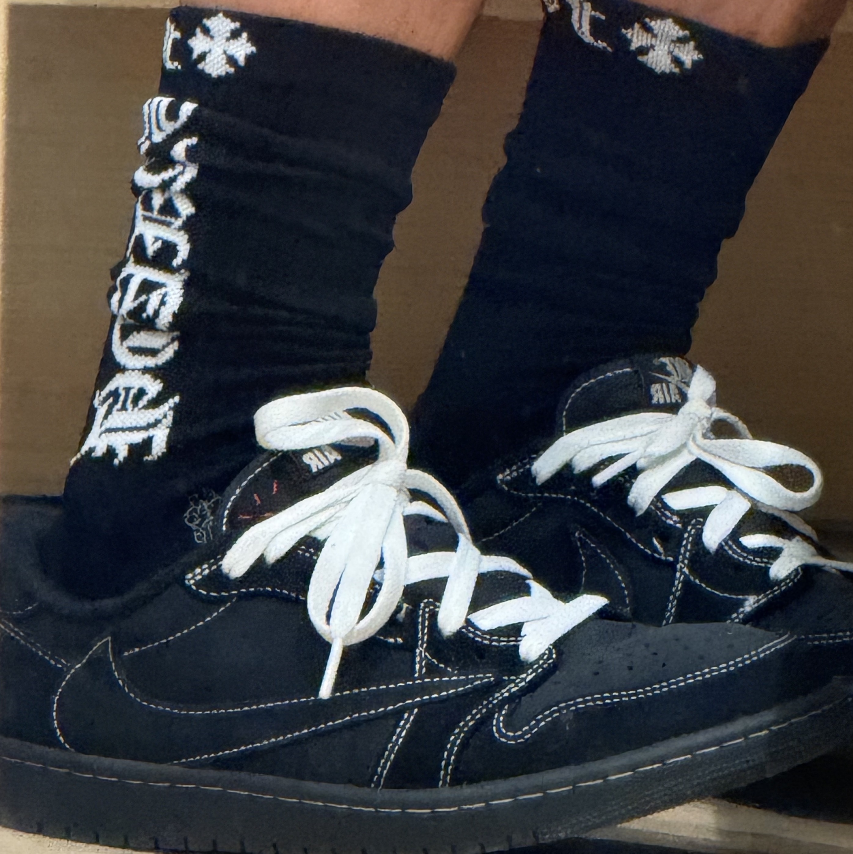 Jordan 1 x Travis Scott Retro Low OG SP Black Phantom 착용 스타일 - 3