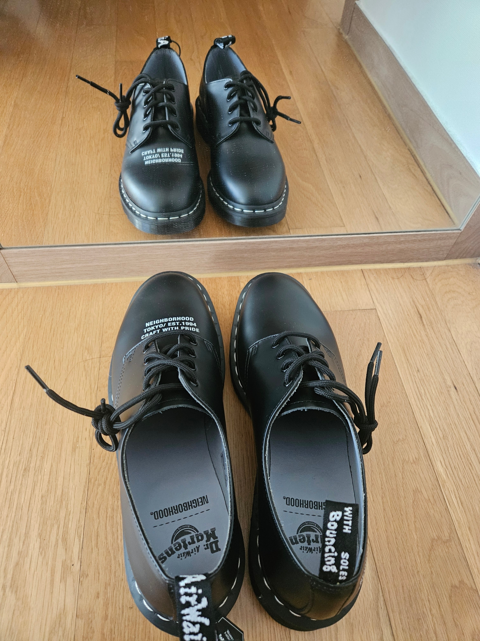 Dr. Martens x Neighborhood Smiths Smooth Leather Black 착용 스타일 - 2