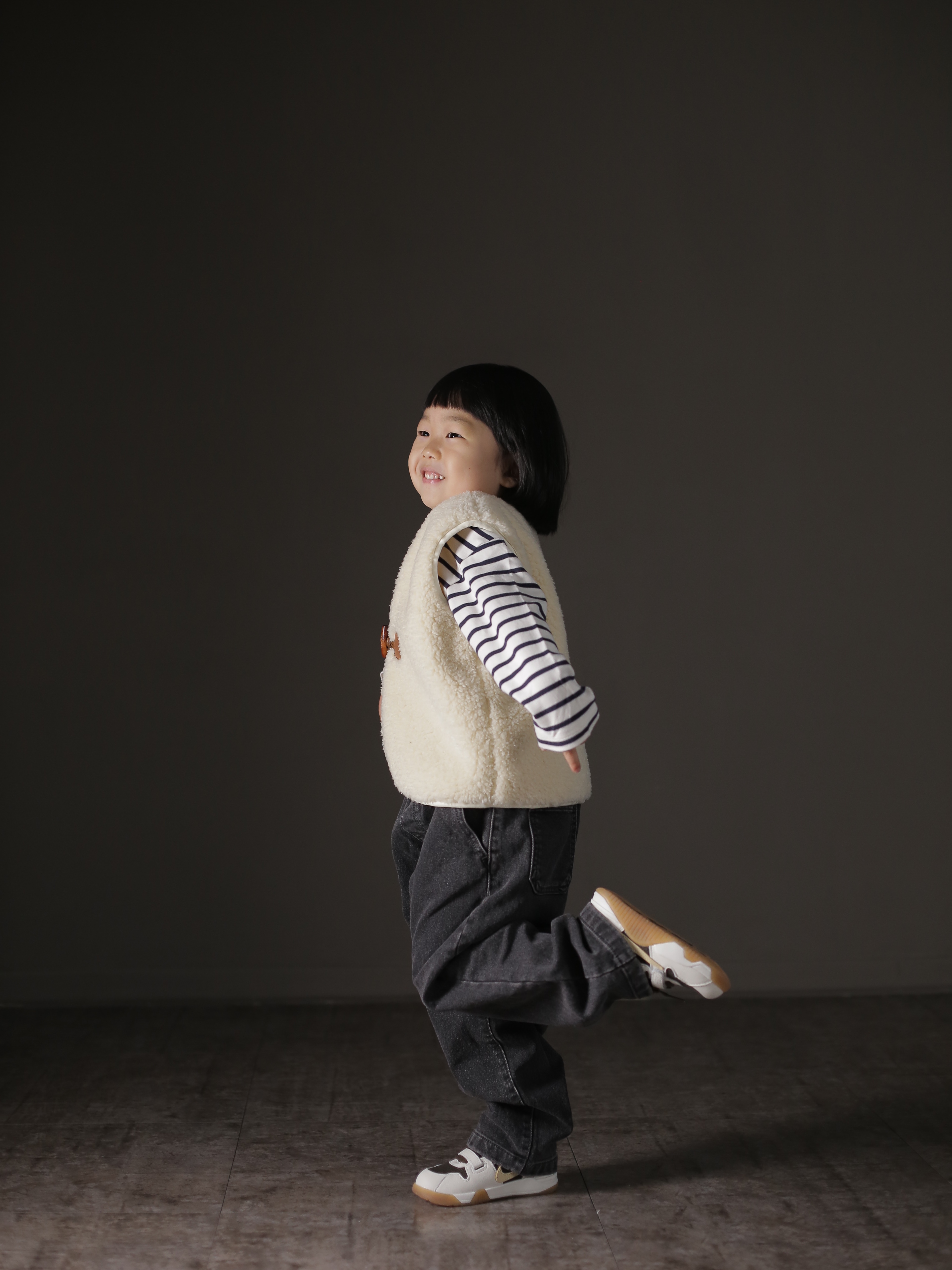 (Kids) UGG Funkette Slides Chestnut, Uniqlo x Anya Hindmarch Cashmere Knit Beanie Brown 착용 스타일 - 9