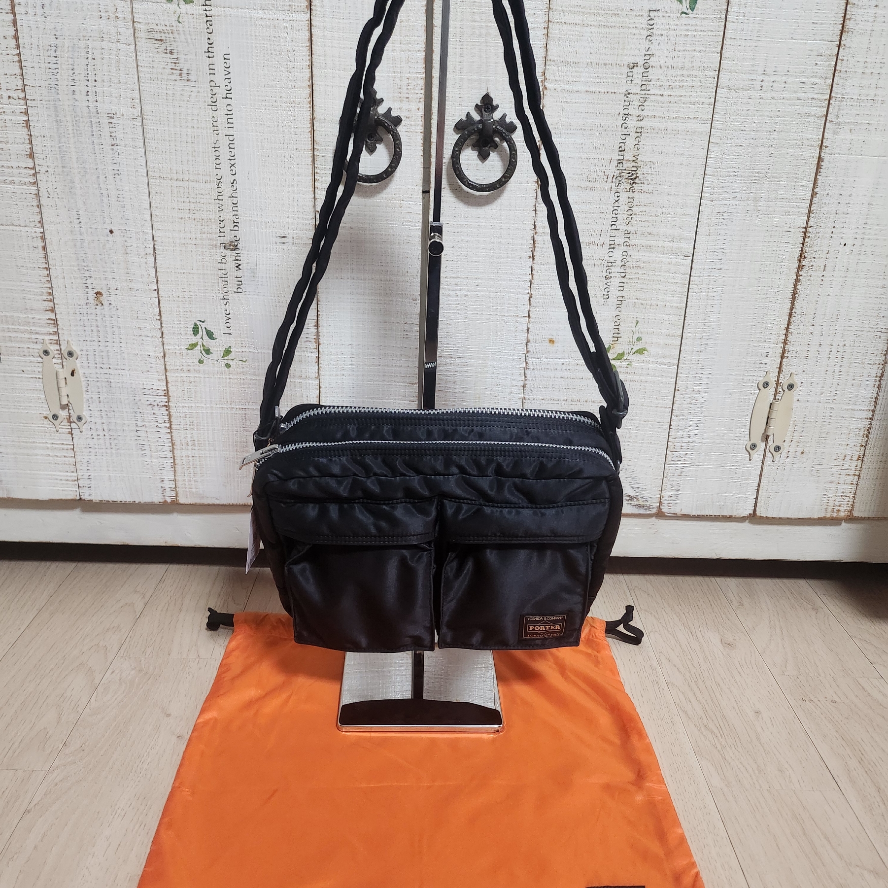 Porter All New Tanker Sling Bag Zip Black 착용 스타일 - 1