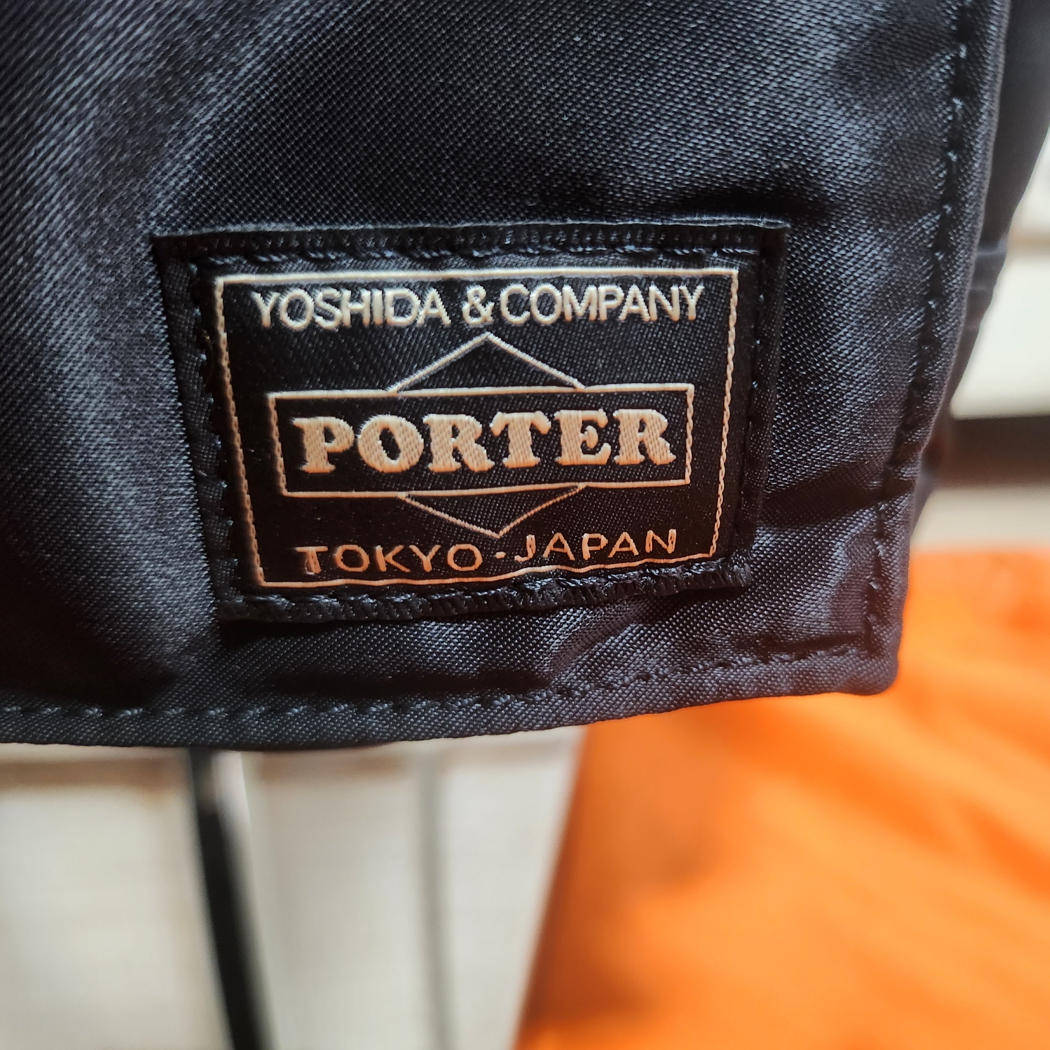 Porter All New Tanker Sling Bag Zip Black 착용 스타일 - 9