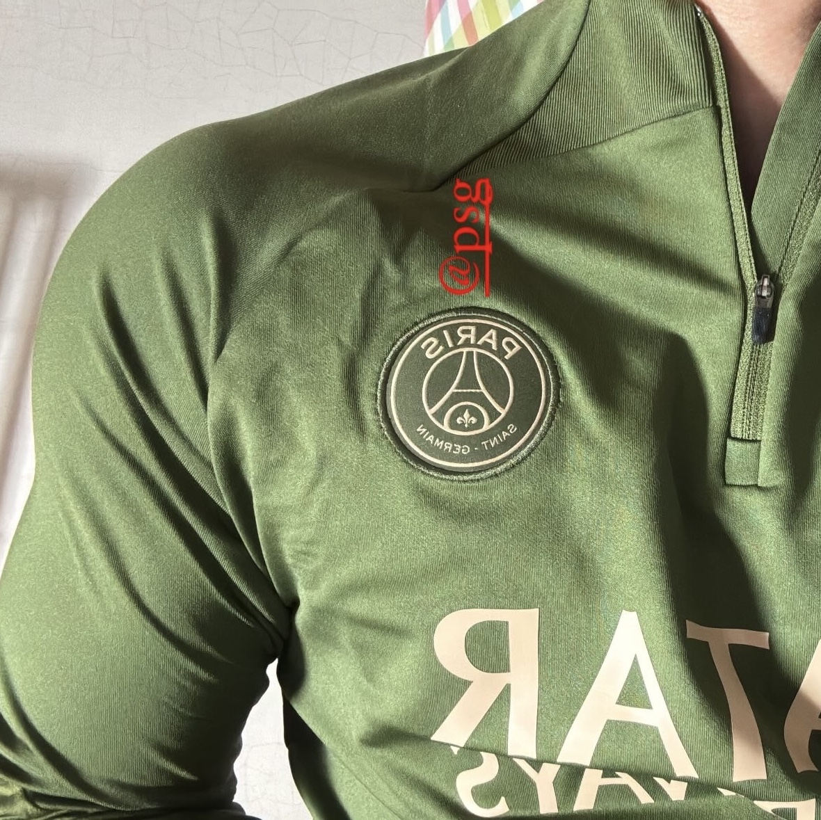Jordan x Paris Saint-Germain 23/24 Dri-Fit Strike 4th Soccer Drill Top Rough Green Dark Obsidian Hemp 착용 스타일