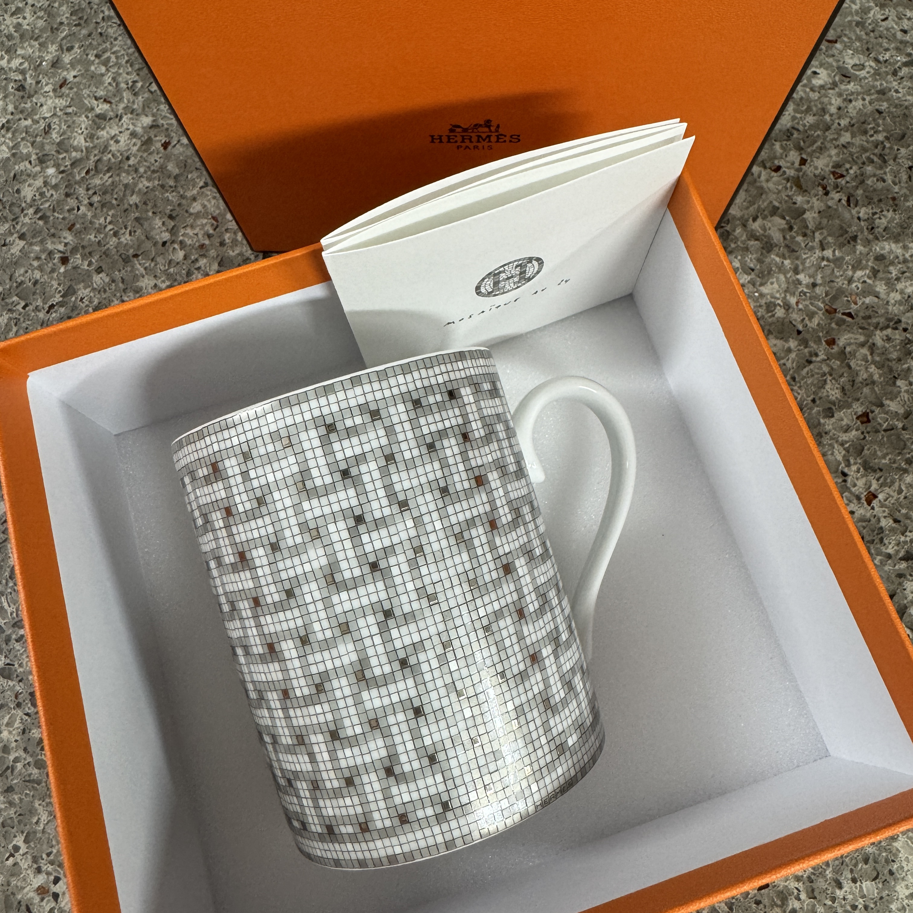Hermes Mosaique Au 24 Mug Platinum 착용 스타일