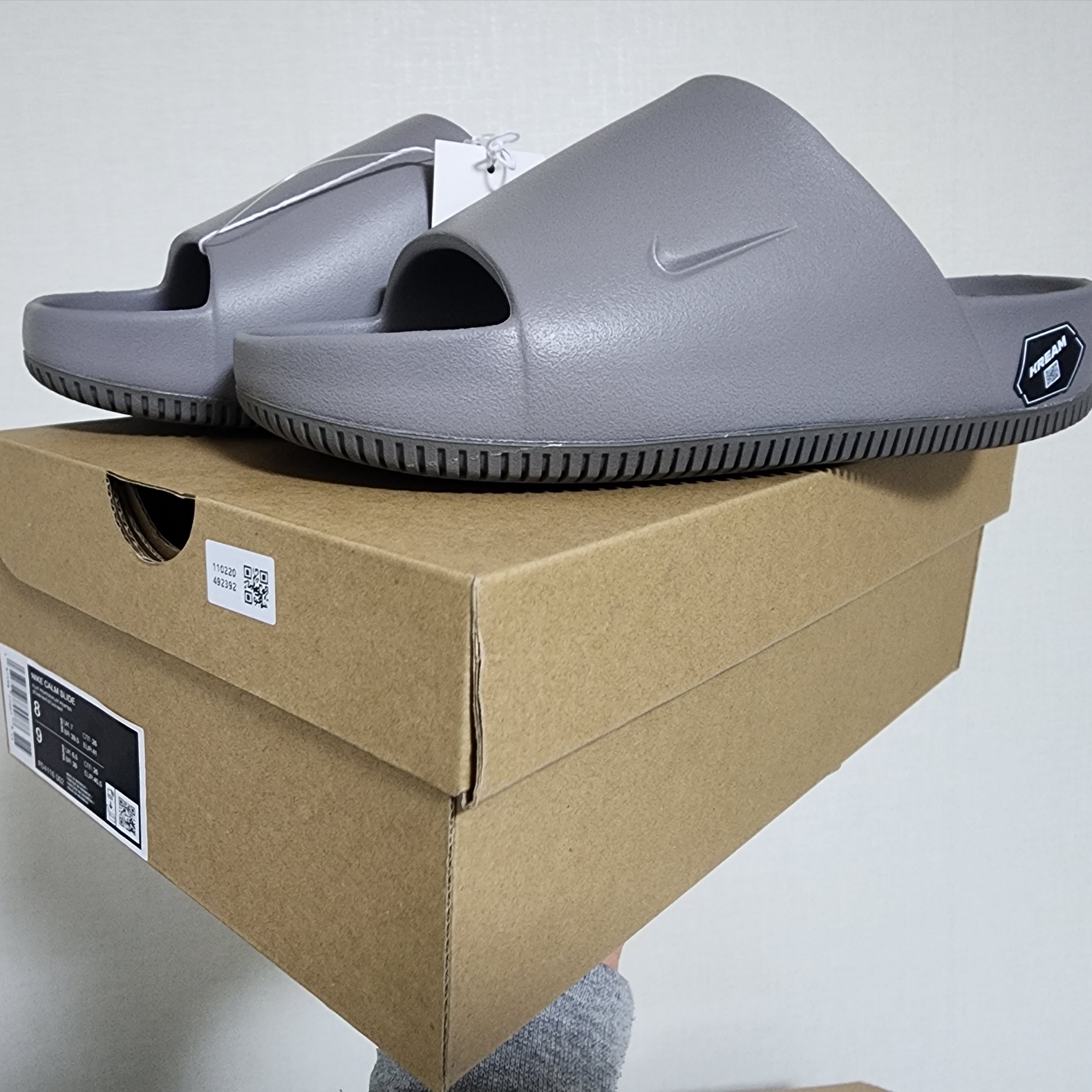 Nike Calm Slide Flat Pewter 착용 스타일 - 1