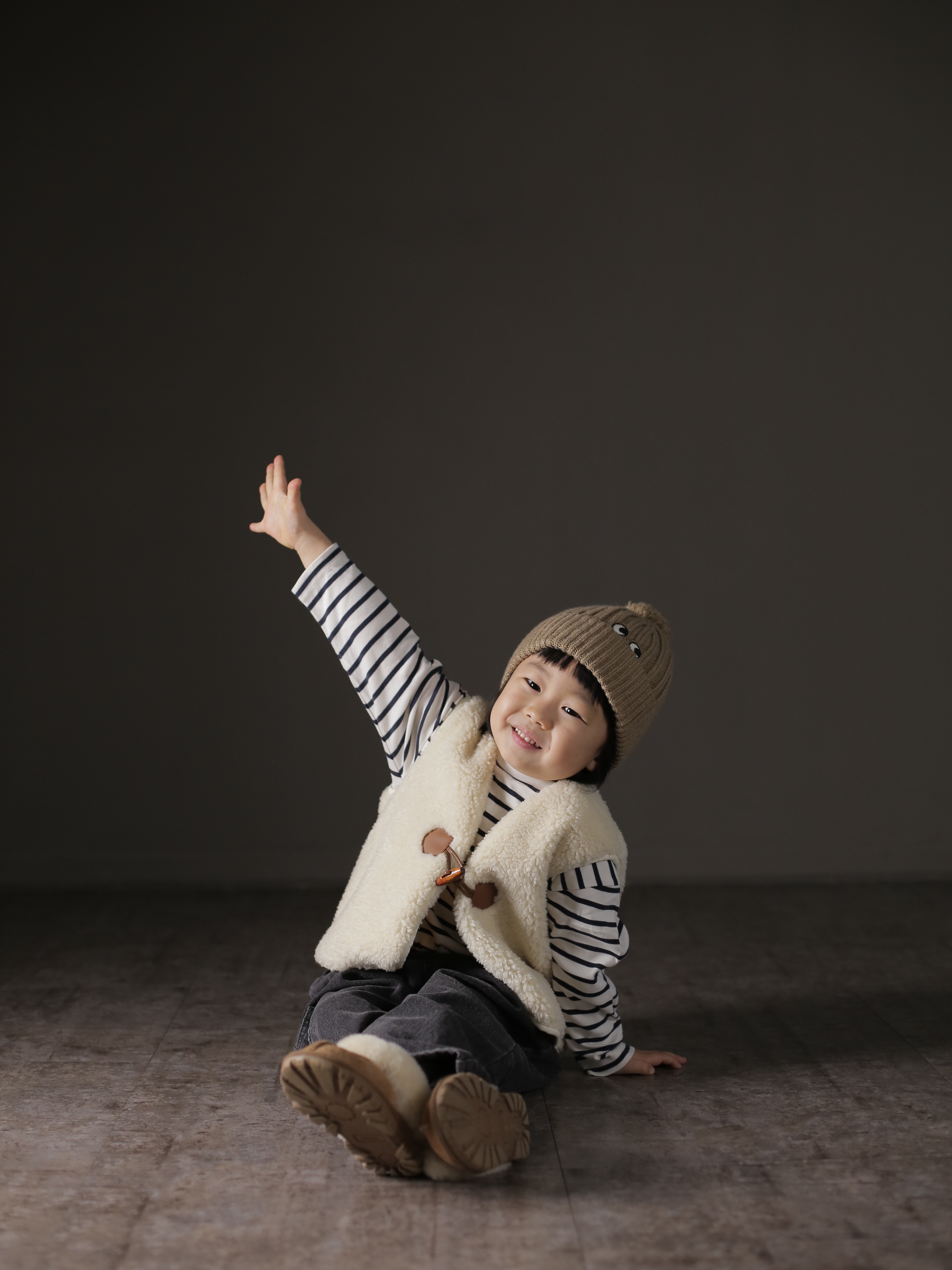 (Kids) UGG Funkette Slides Chestnut, Uniqlo x Anya Hindmarch Cashmere Knit Beanie Brown 착용 스타일 - 4