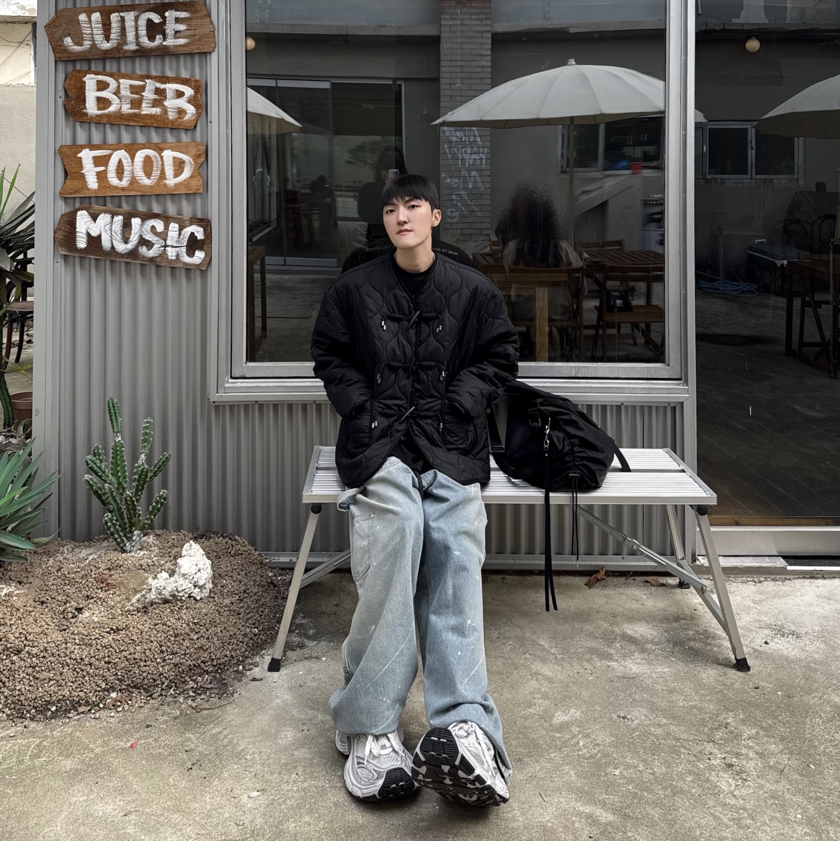 Project G/R Backward Carpenter Pants Blue, Balenciaga 10XL Sneakers White Grey Silver Black 착용 스타일 - 3