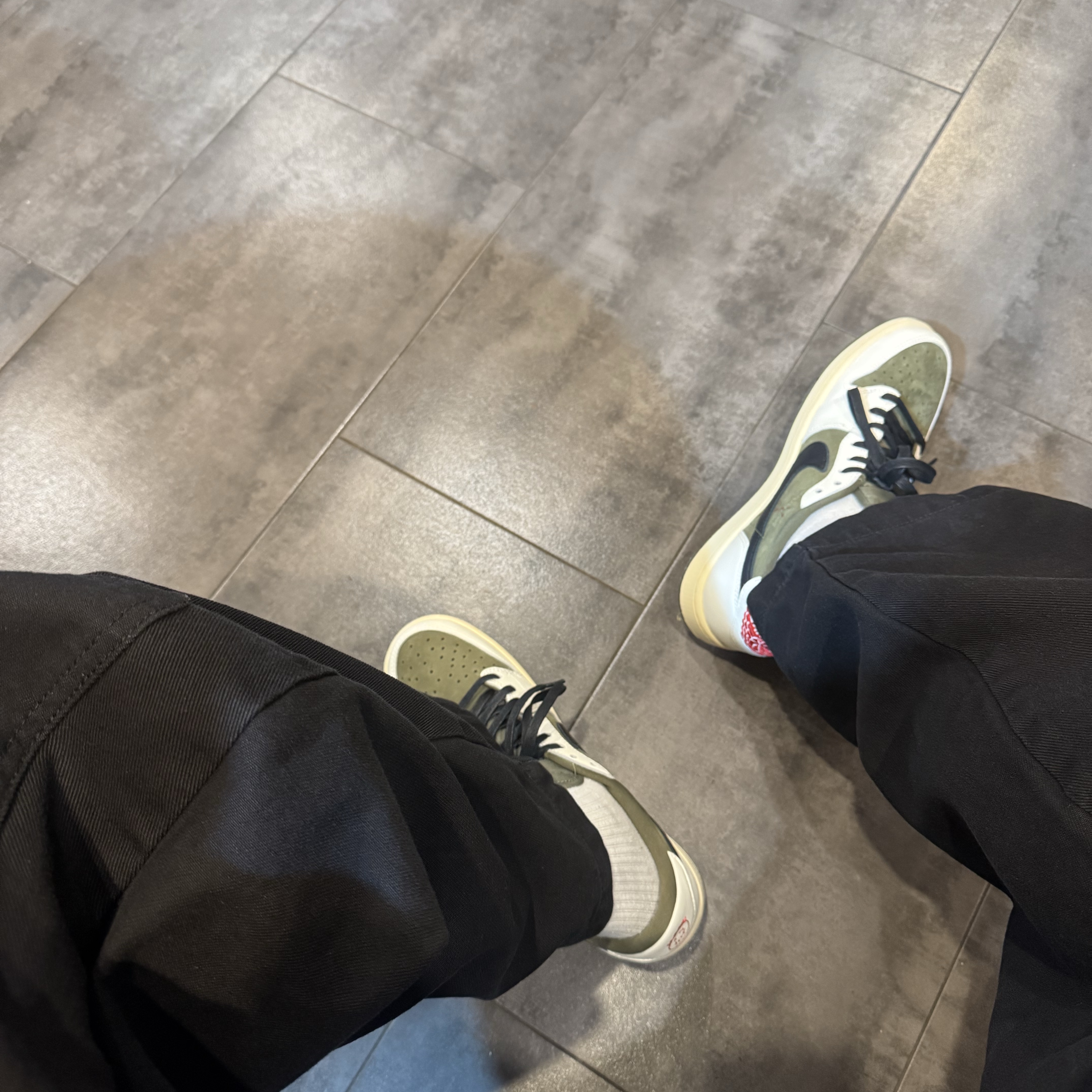 Jordan 1 x Travis Scott Retro Low OG SP Reverse Olive 착용 스타일 - 2