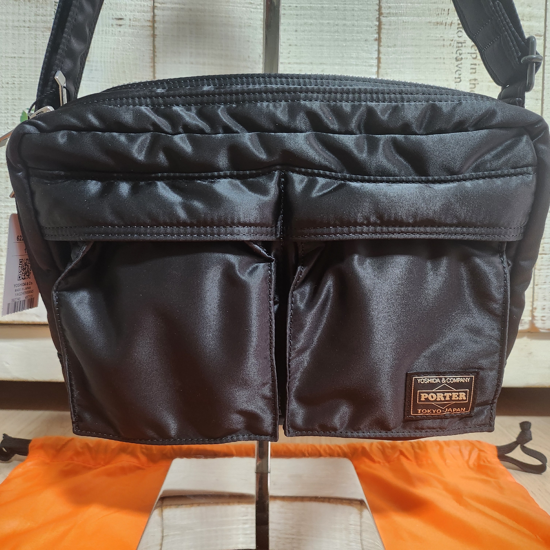 Porter All New Tanker Sling Bag Zip Black 착용 스타일 - 2