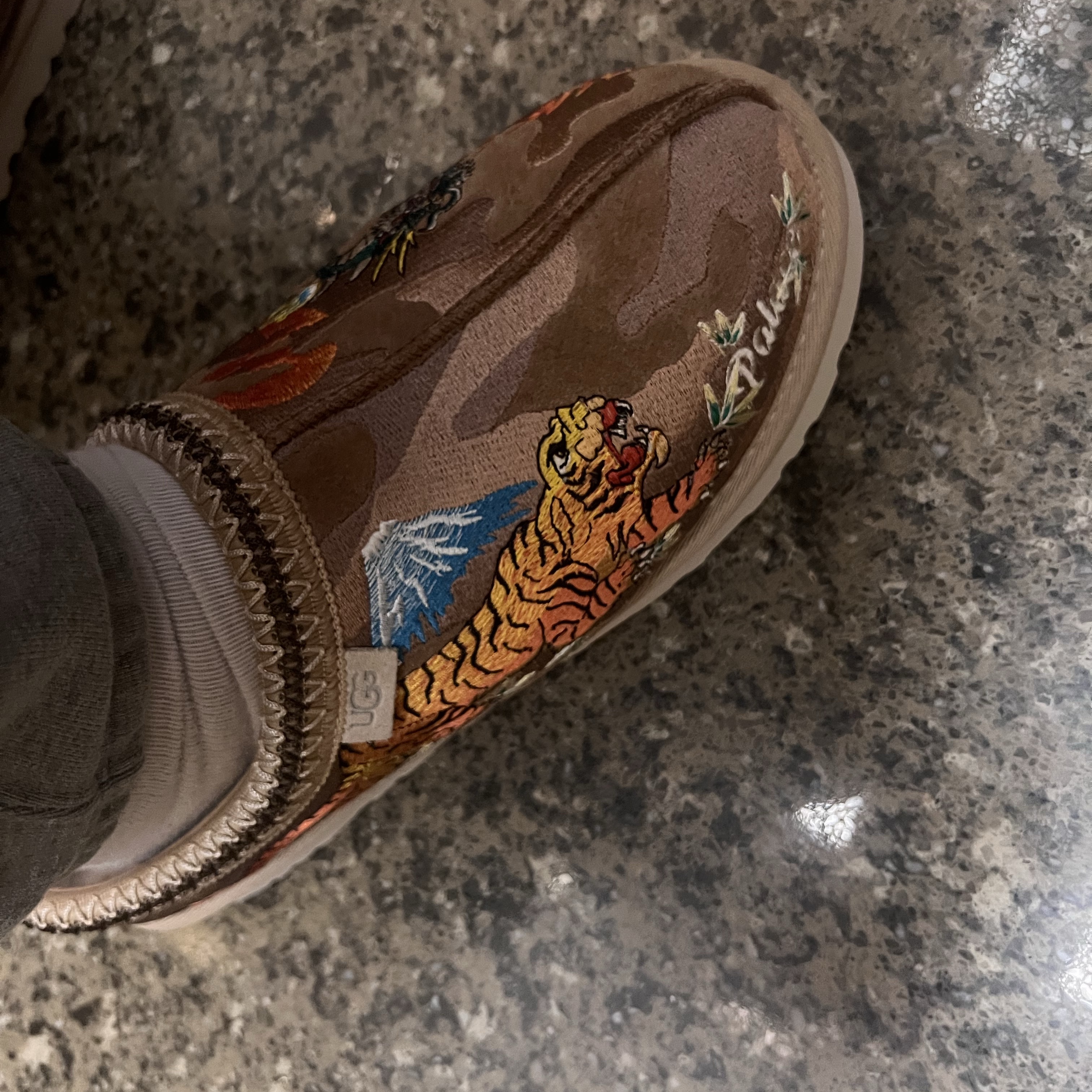 UGG x Palace Tasman Slipper Chestnut Camo, Nike x Stussy NRG ZR Fleece Pants Heather Grey - Asia 착용 스타일 - 1