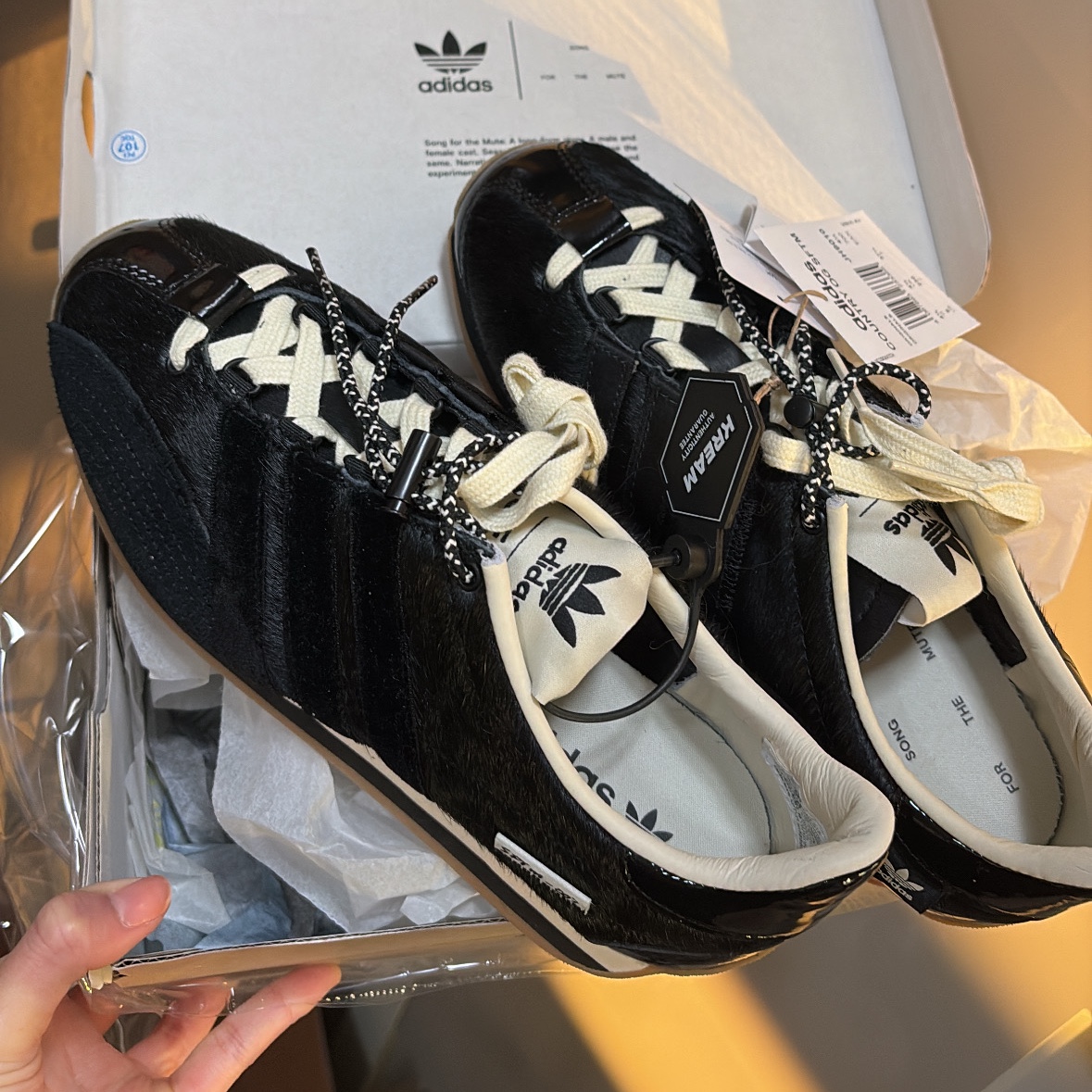 Adidas x Song for the Mute Country OG Core Black Cream White 착용 스타일 - 1