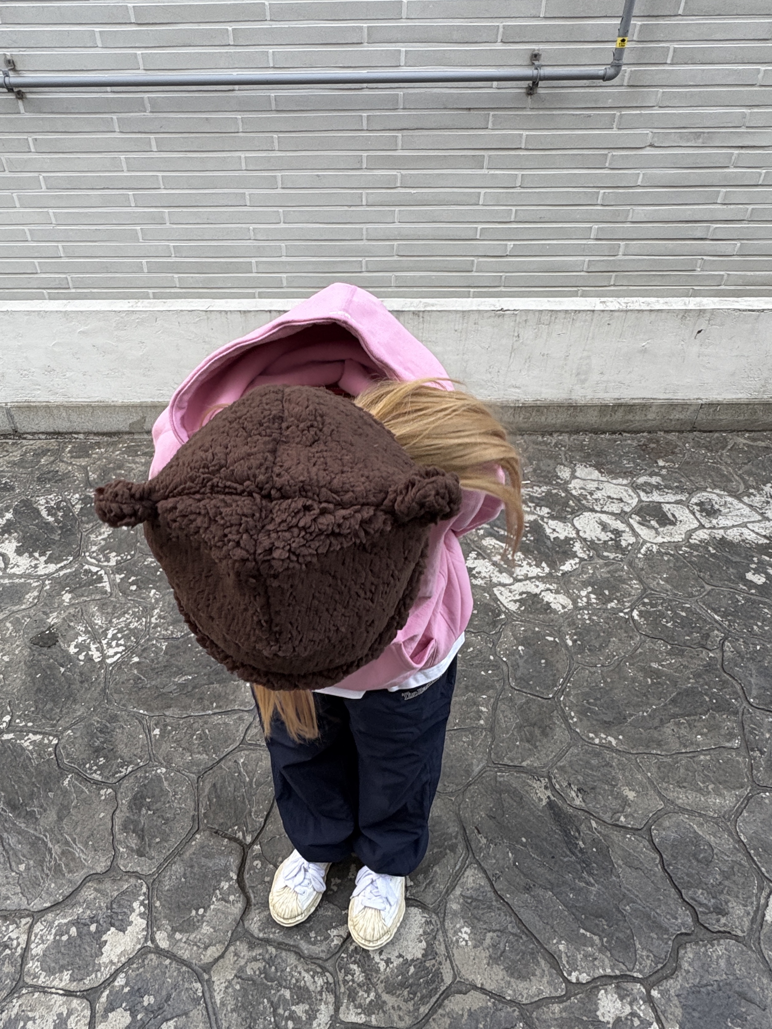 Supreme Box Logo Hooded Sweatshirt Dusty Pink - 24FW, Palace Love Palace Fuzzy Ears Beanie Brown - 24FW 착용 스타일 - 2