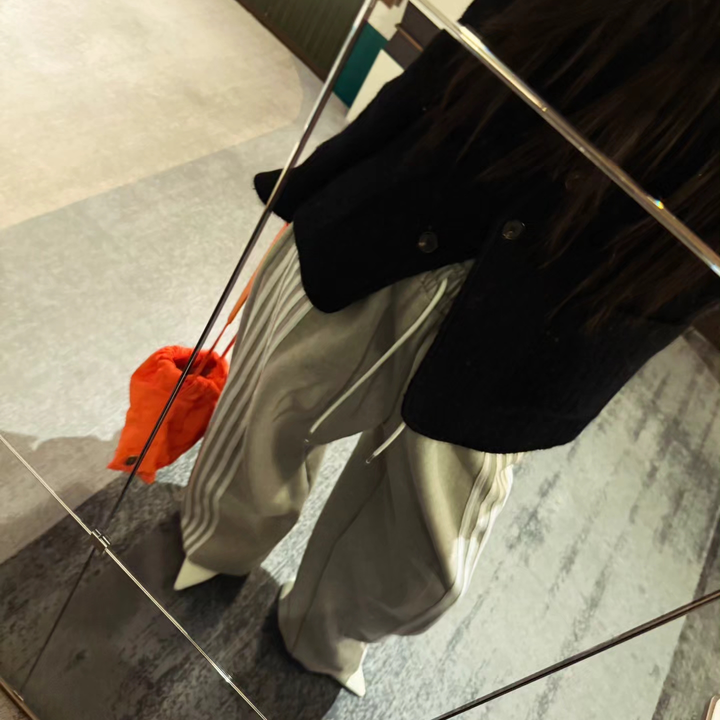 Carlyn Suagr Twee Mini Orange_H74113010H 착용 스타일 - 2