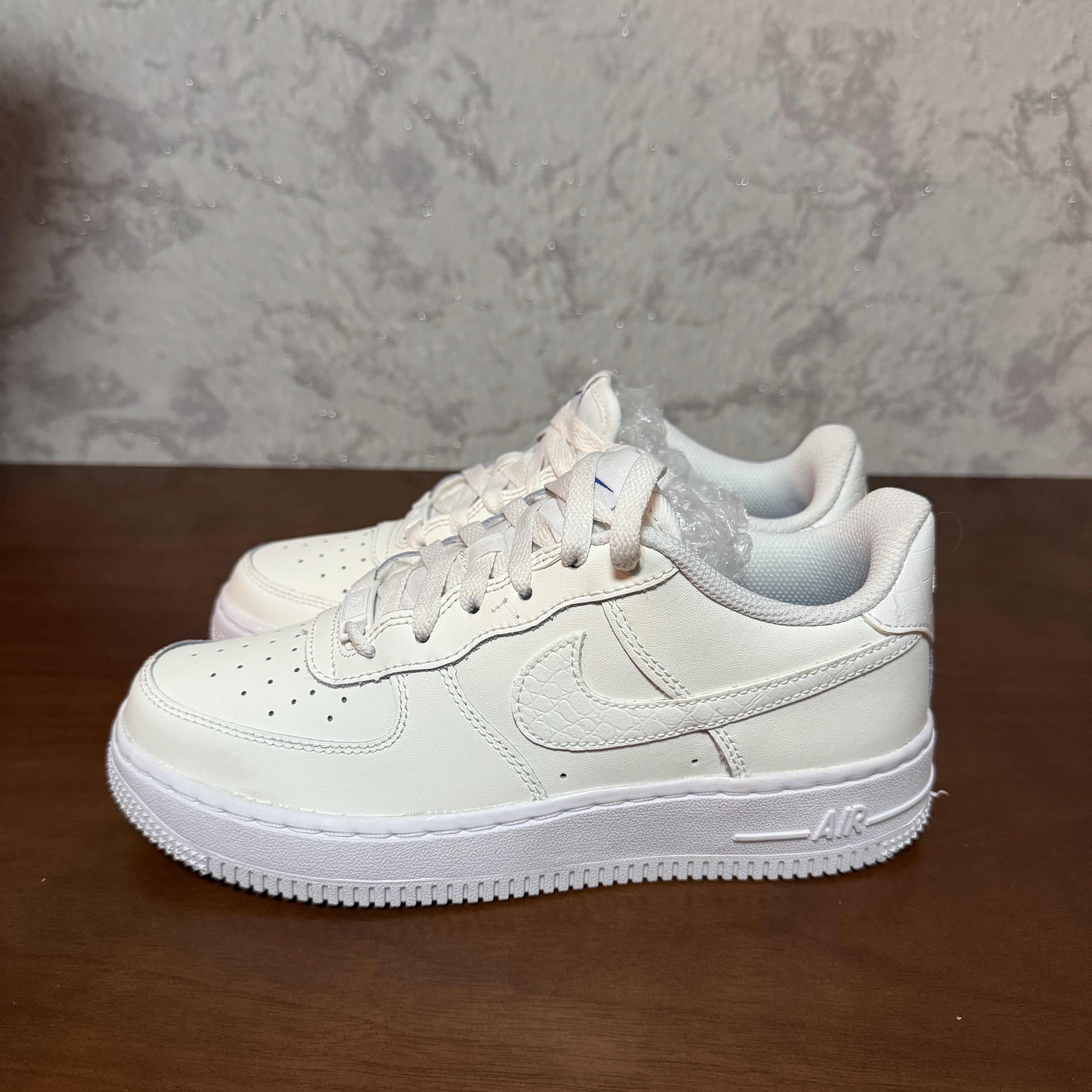 (GS) Nike Air Force 1 LV8 Sail White 착용 스타일 - 1