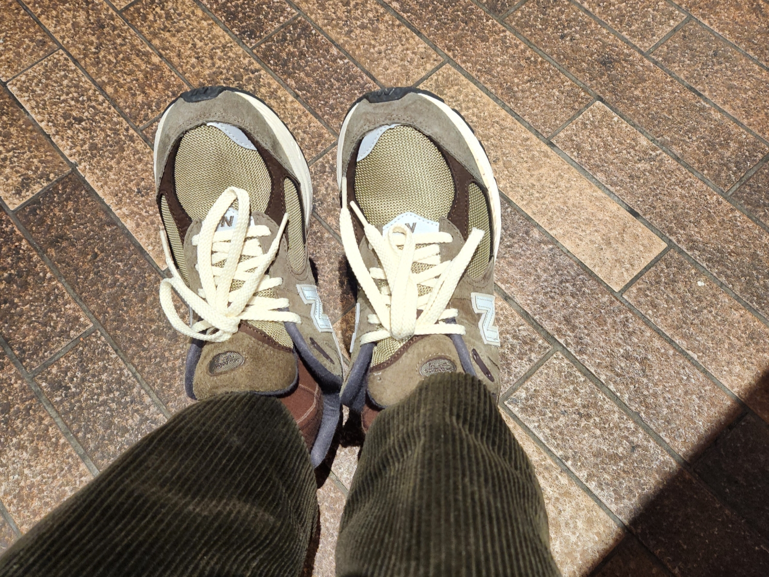 New Balance 2002R Special Vintage Khaki 착용 스타일