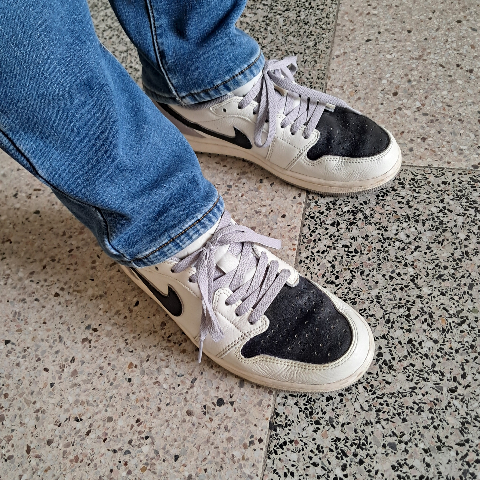 Jordan 1 Retro Low OG Atmosphere Grey 착용 스타일 - 2