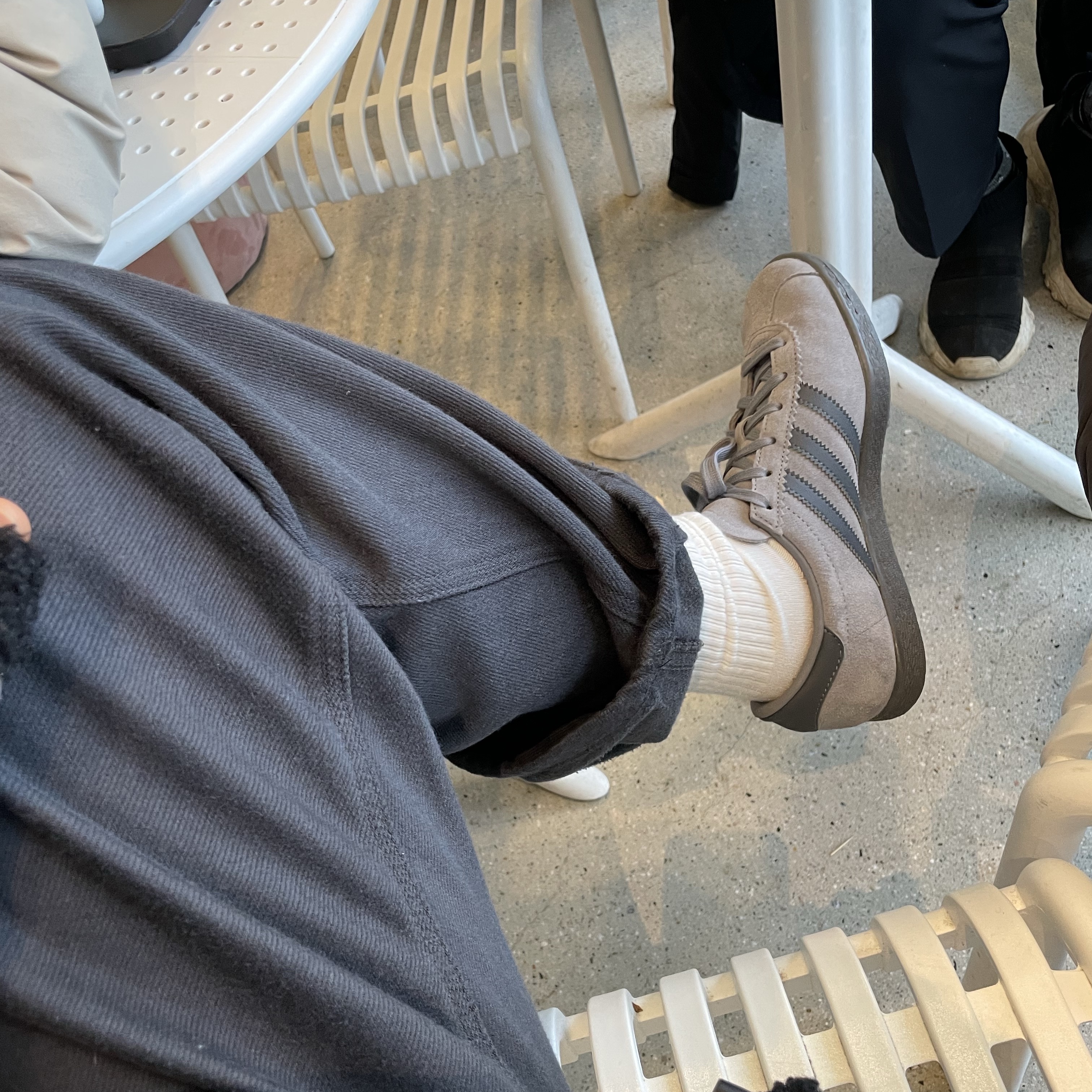 Adidas Stadt Grey Three Grey Five 착용 스타일