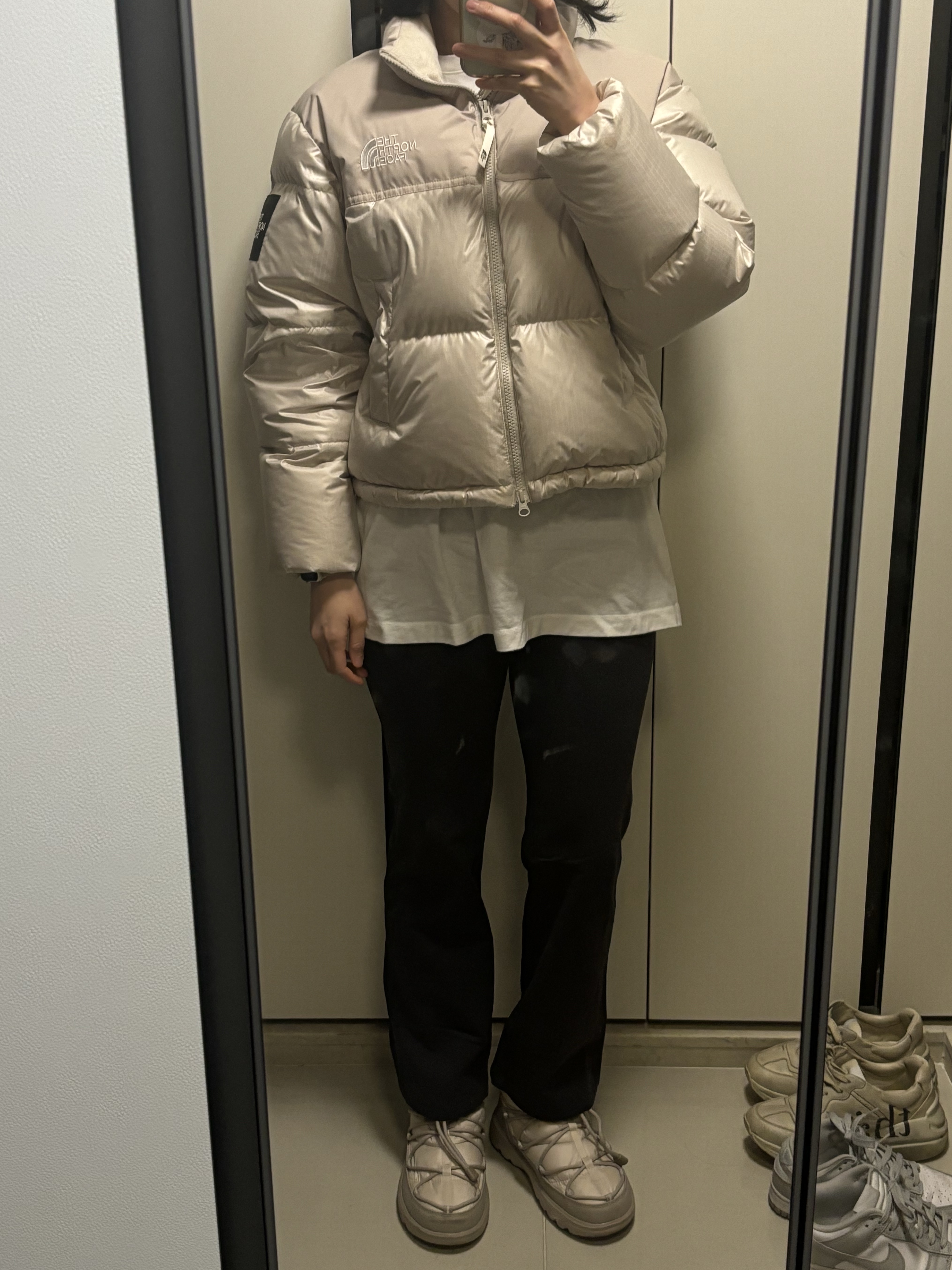 The North Face Borealis Short Boots Light Beige, Nike Dri-Fit Running T-Shirt Summit White - Asia 착용 스타일 - 1