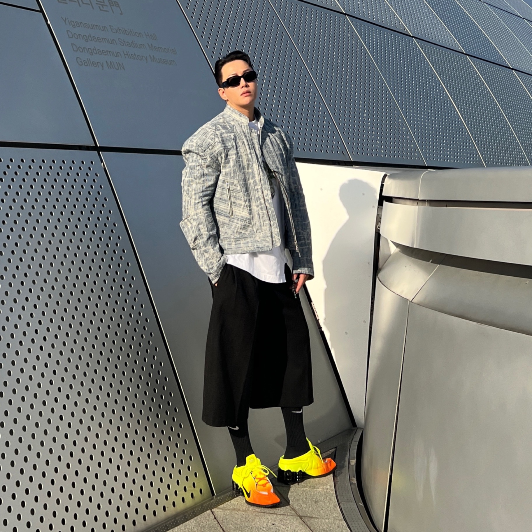Nike x Martine Rose Shox MR4 Safety Orange 착용 스타일 - 2